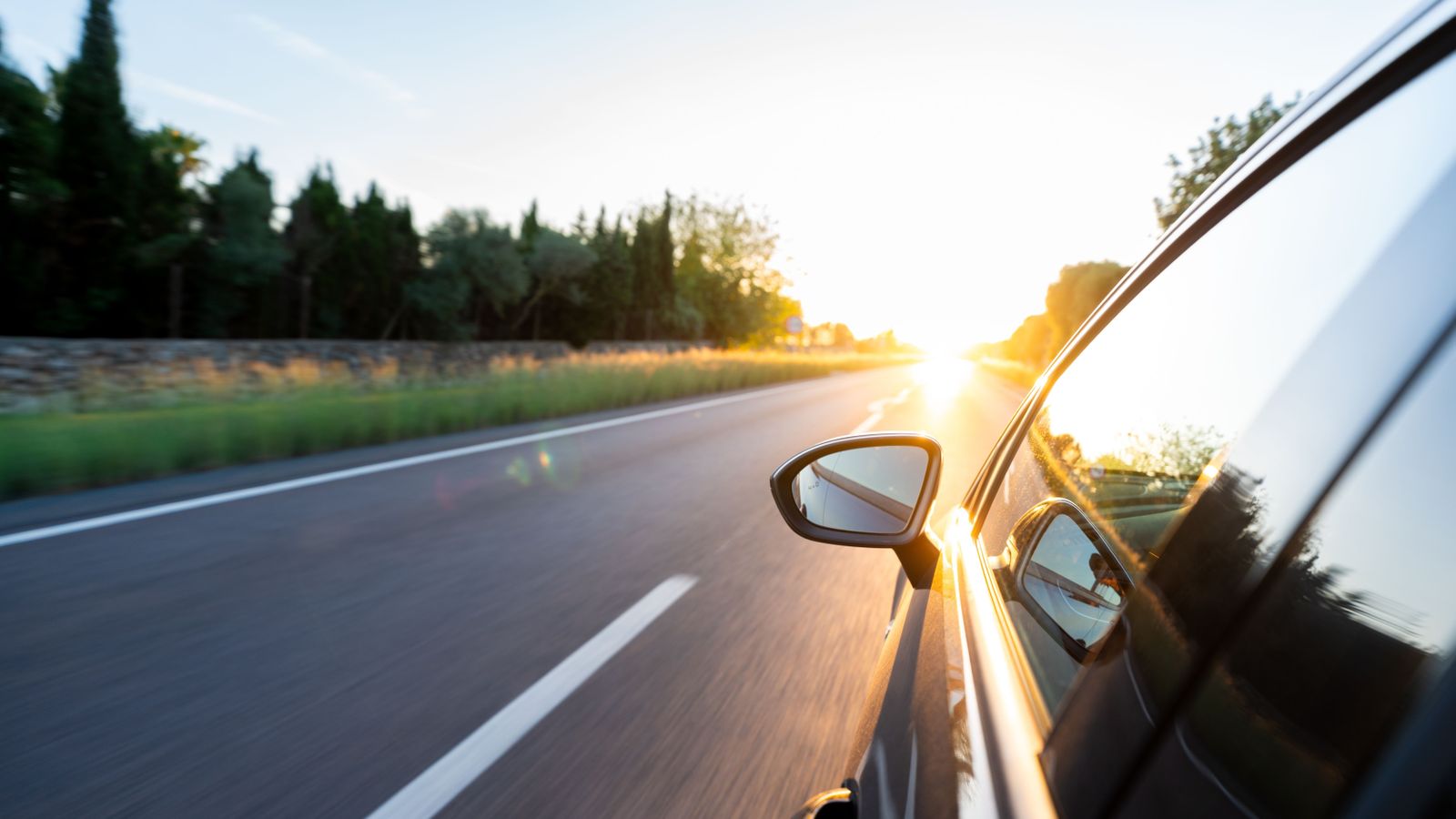 Imatge d'arxiu d'un vehicle, amb el sol de cara