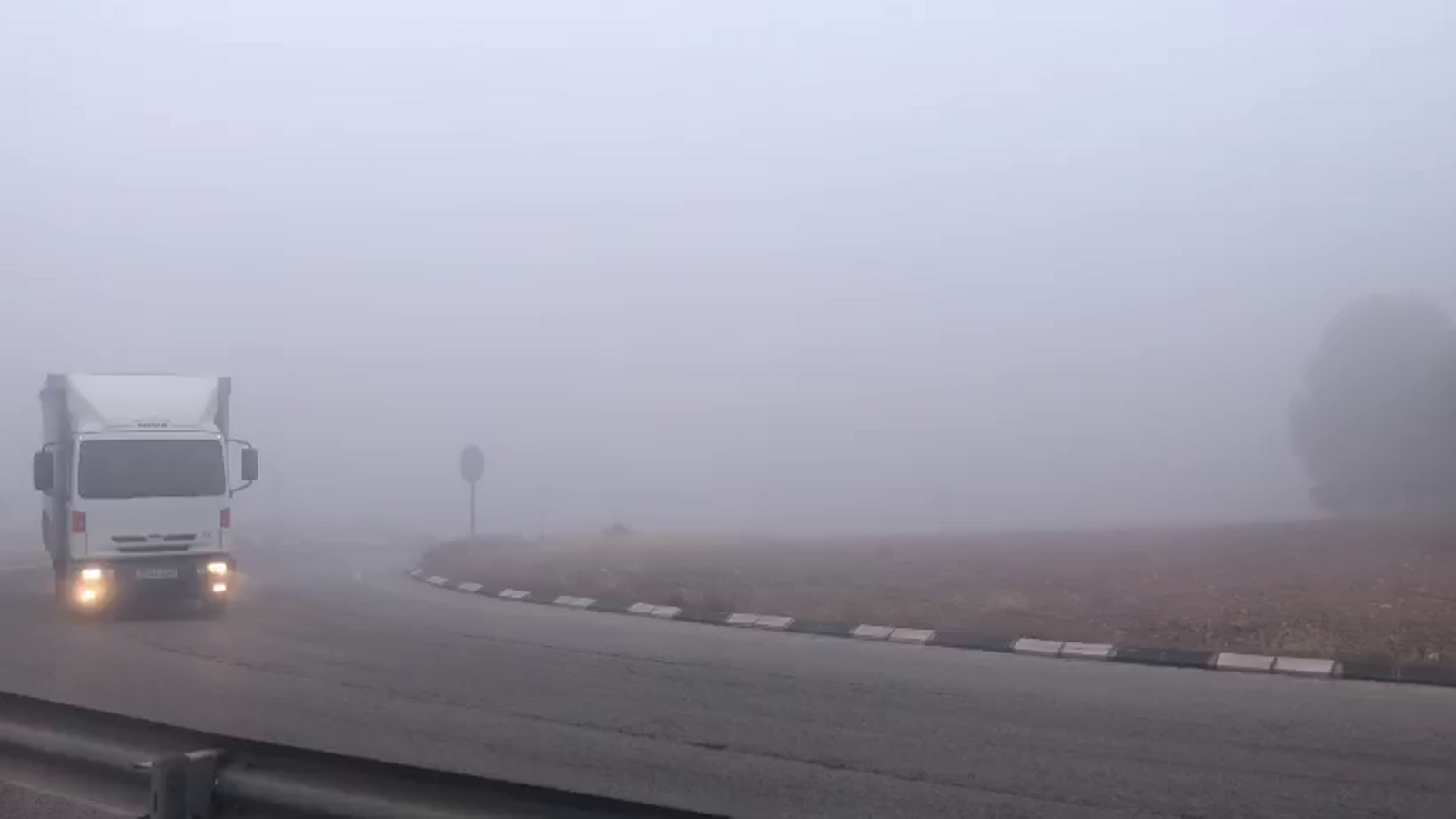La boira densa ha tornat a alentir la circulació aquest dilluns en punts de la Plana Baixa, com la Vall d'Uixó (en la imatge)