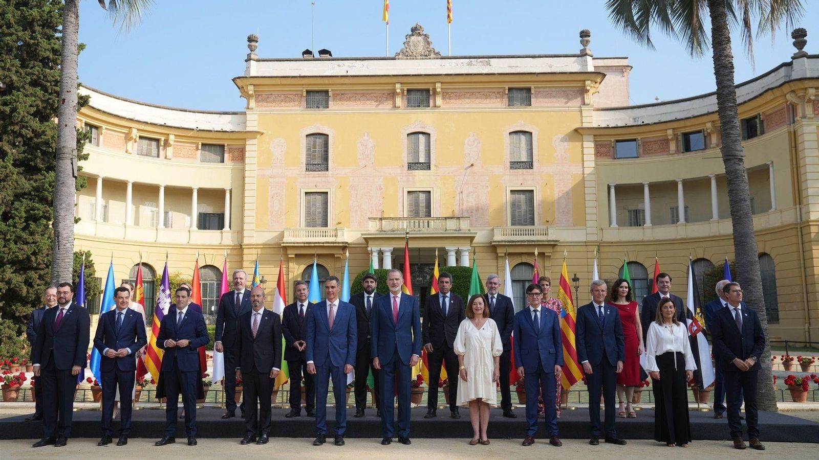 Foto de família a les portes del Palau de Pedralbes de Barcelona, este divendres