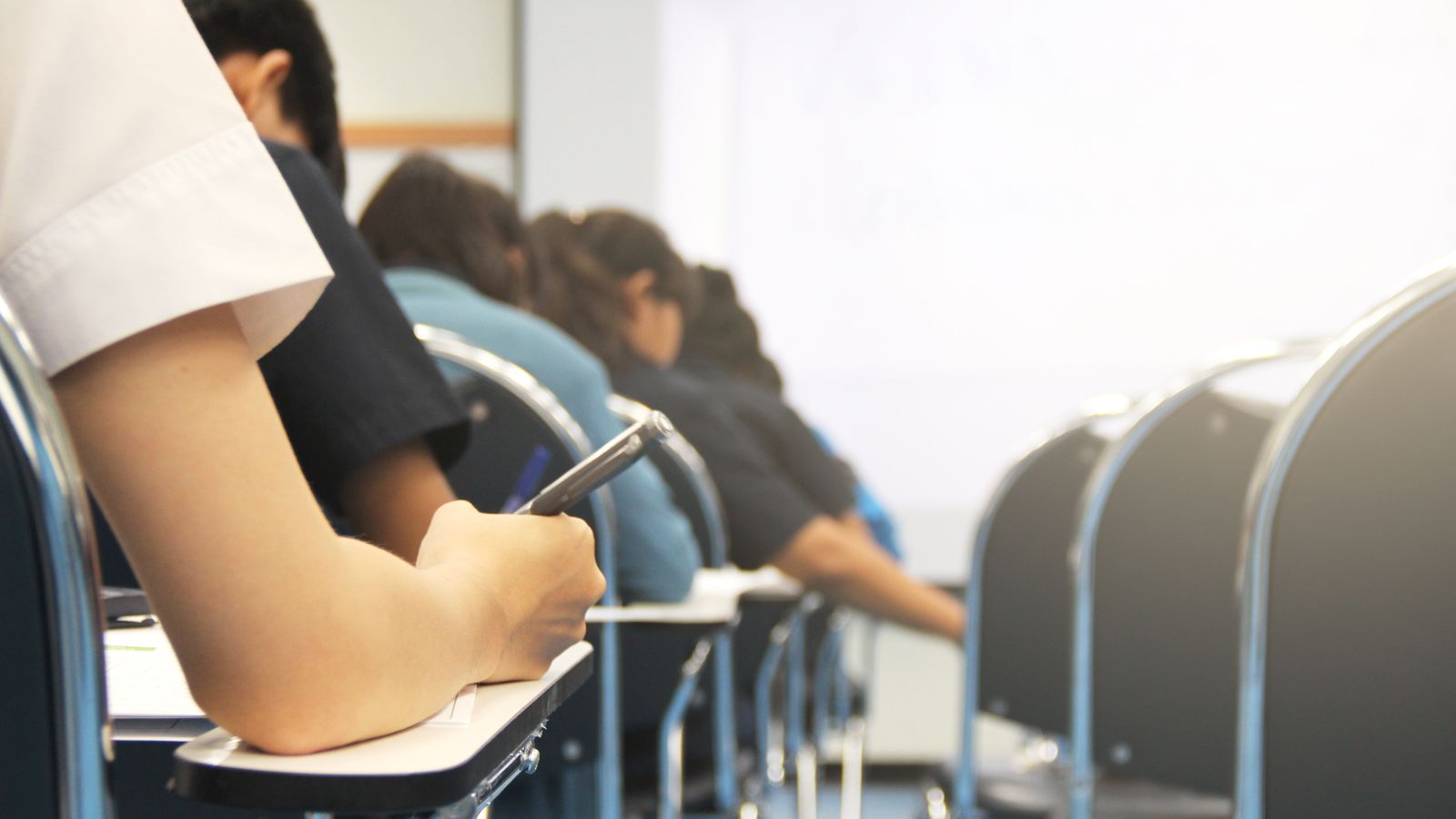 Estudiantes realizando las pruebas