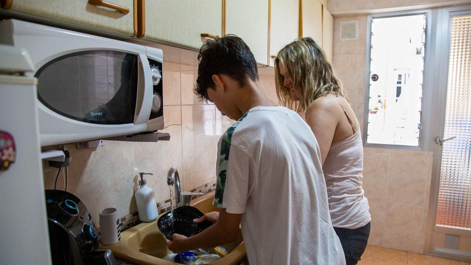 Una dona i el seu fill a casa