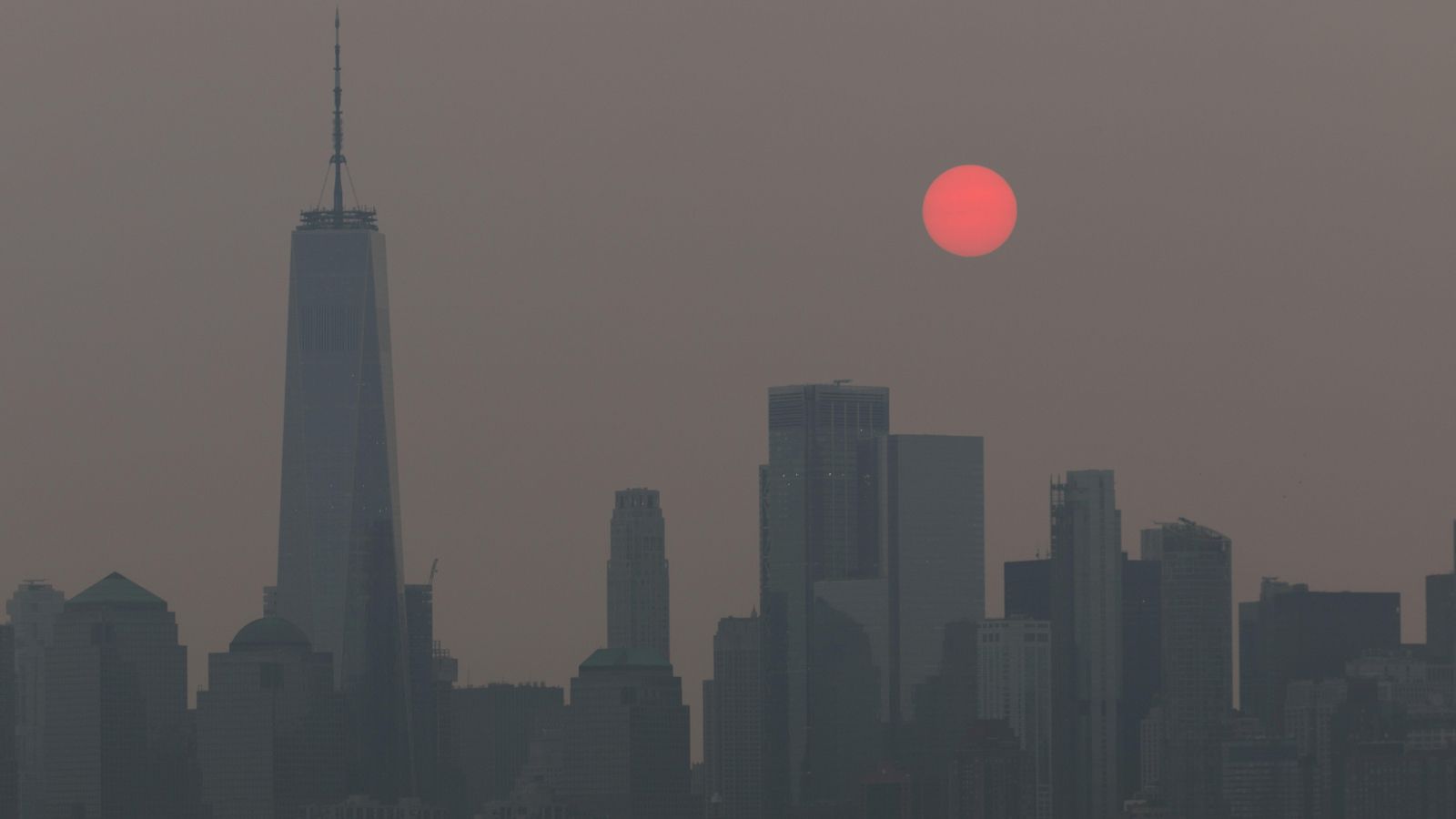 Ix el sol a Nova York entre el fum dels incendis a l'oest del país