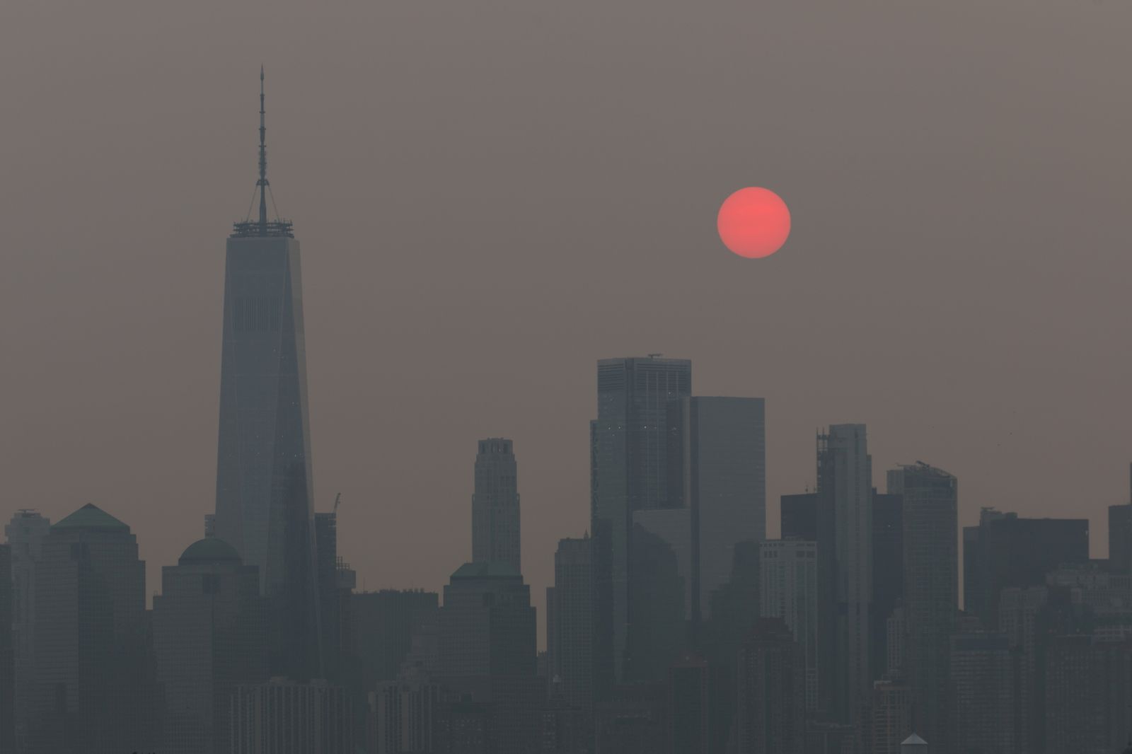 Ix el sol a Nova York entre el fum dels incendis a l'oest del país