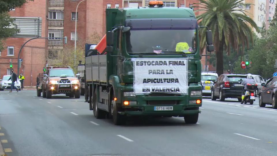 Un camió es manifesta a València Un camió es manifesta a València