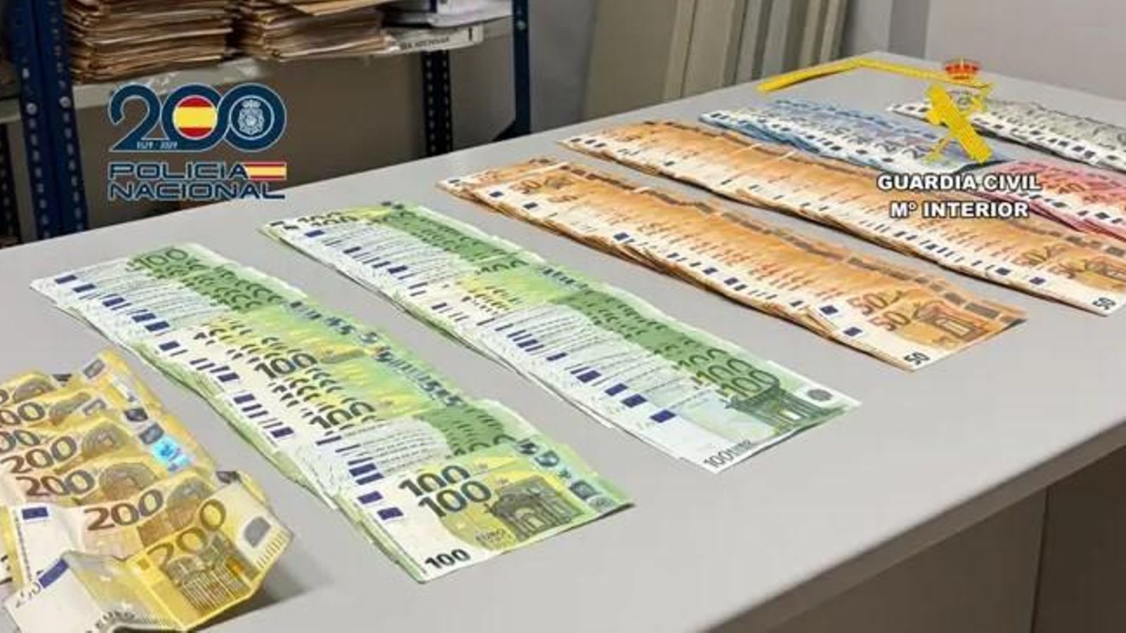 Els agents han intervingut 26.000 euros en efectiu i abundant documentació en els escorcolls