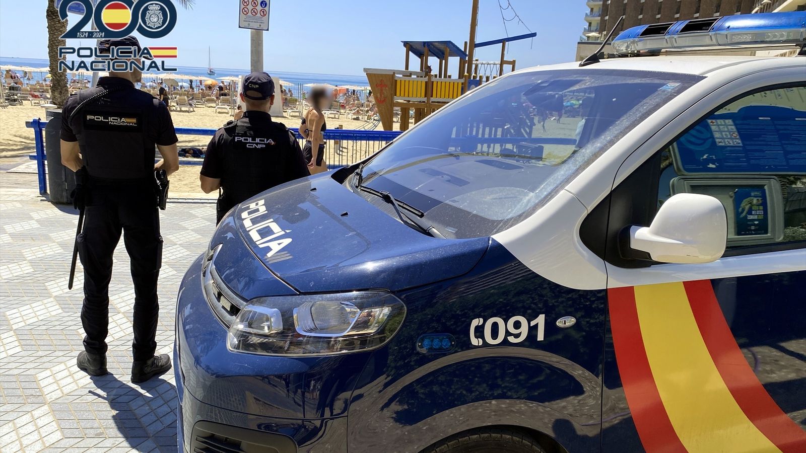 Agents de la Policía Nacional a la platja del Postiguet