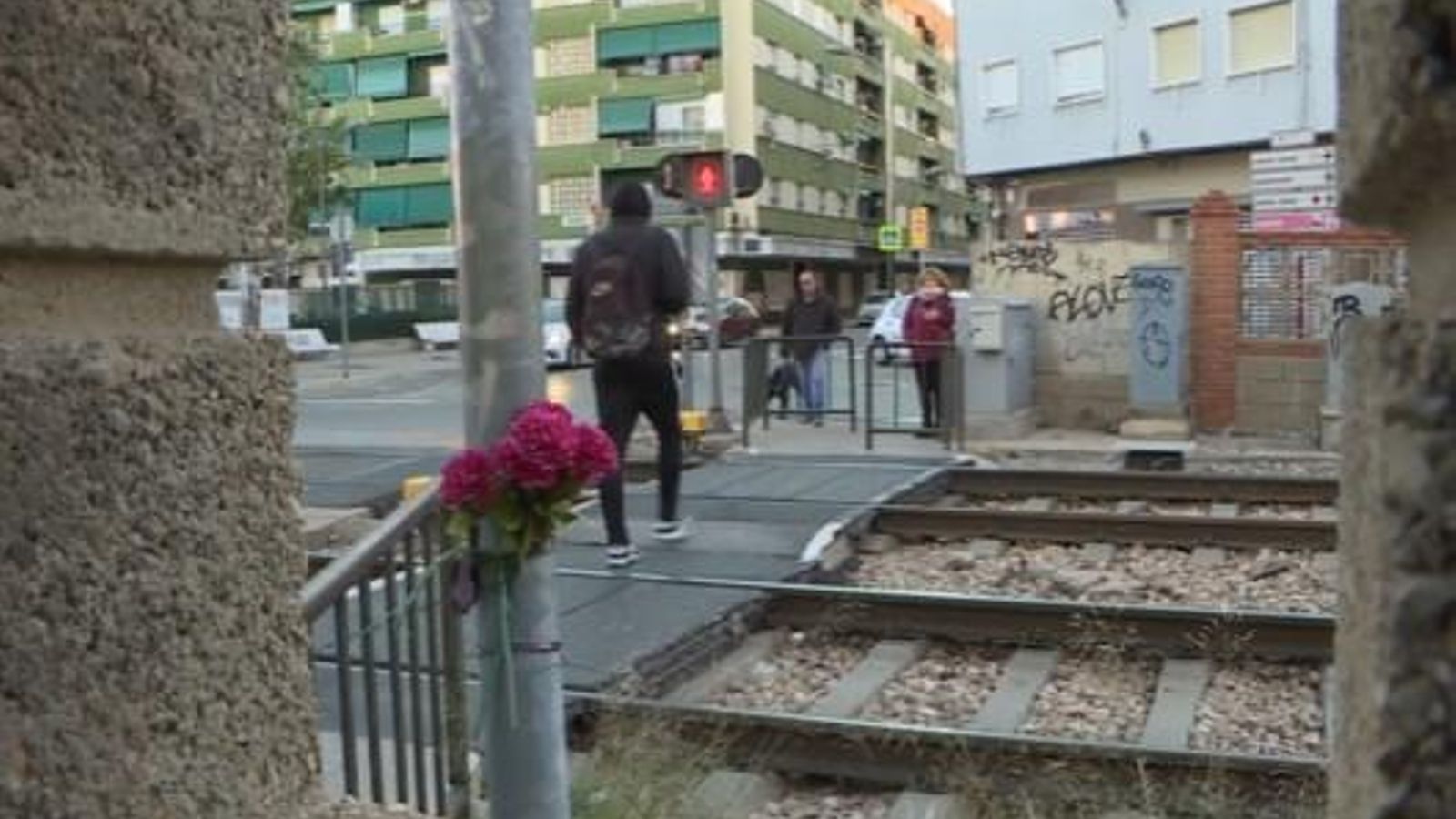 Un jove creua en roig el pas a nivell d'Alfafar