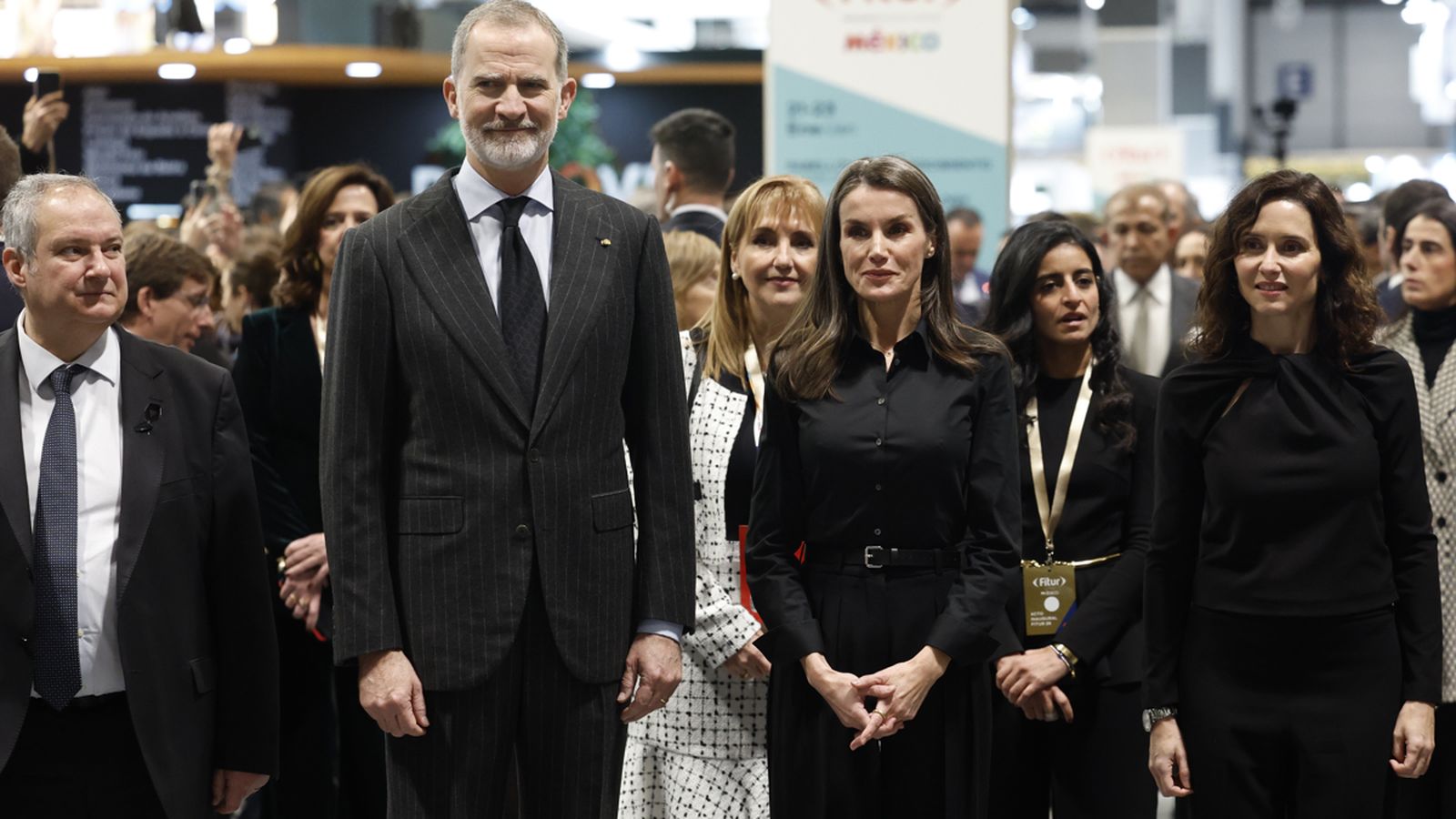 Els reis Felip i Leticia en Fitur, acompanyats pel ministre d'Indústria (esquerra) i la presidenta de la Comunitat de Madrid (dreta)