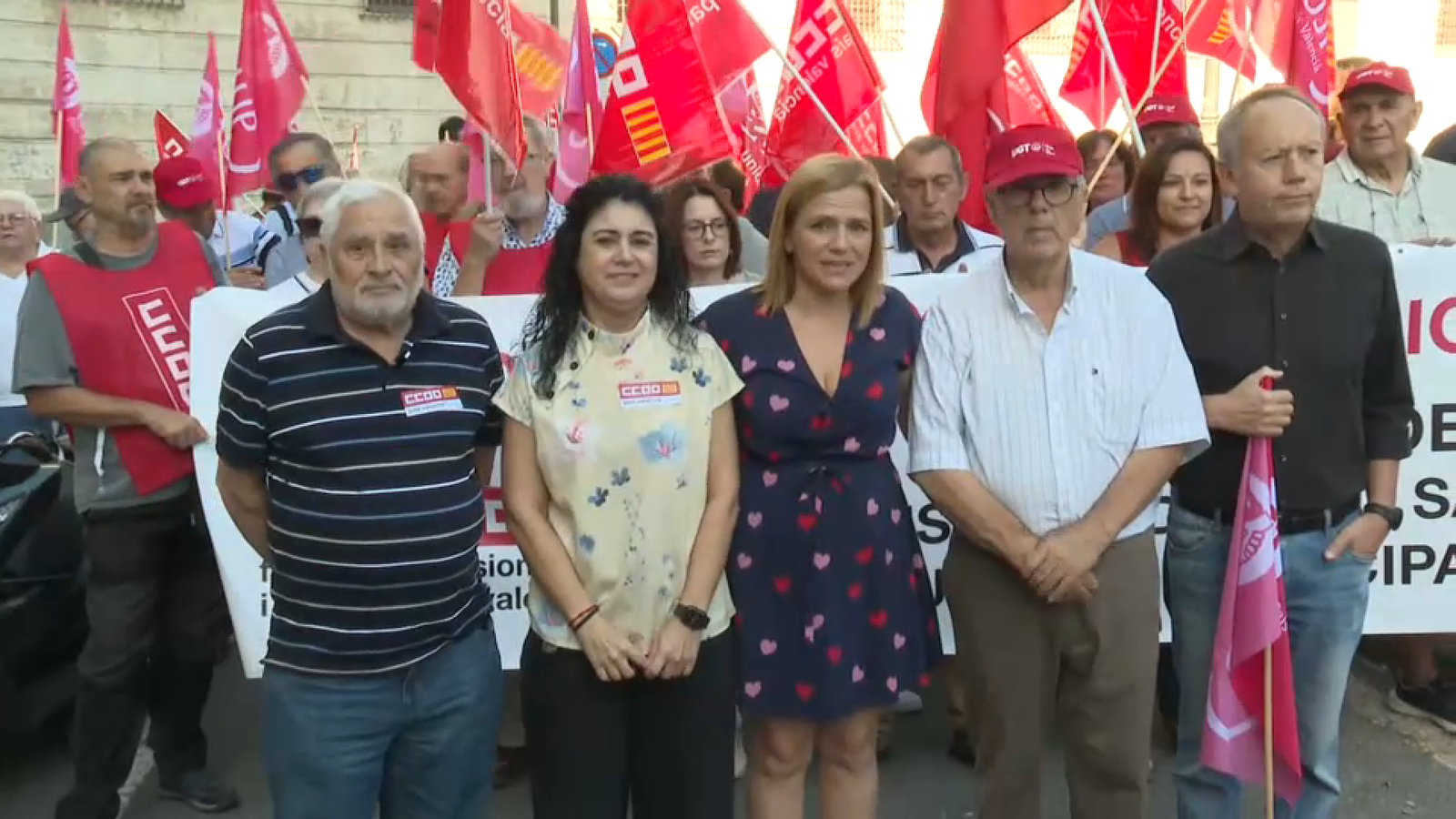 Representants de sindicats  i associaicons de majors juntament amb la delegada delgovern a la Comunitat Valenciana, Pilar Bernabé
