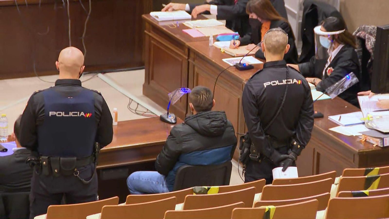 El condemnat per matar i esquarterar la seua parella a Vinaròs, d'esquena, en una de les sessions del judici.