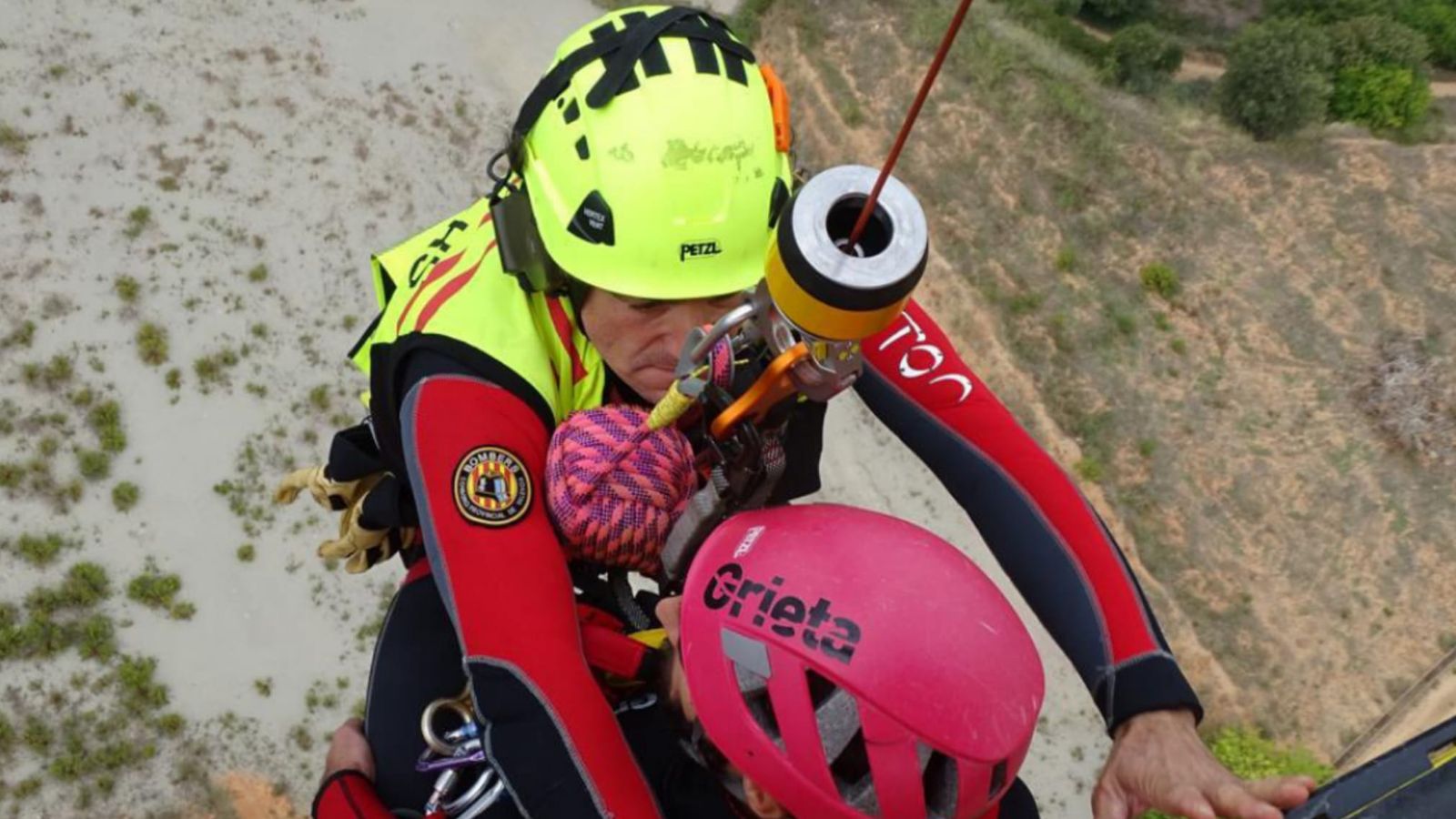 Moment del rescat de l'home en un helicòpter per part del grup GERA dels bombers de València