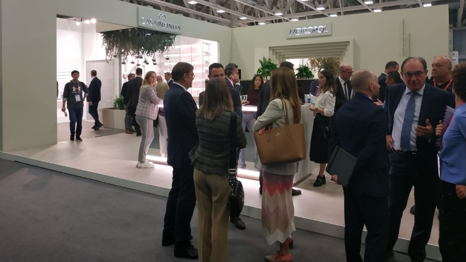 Puig ha recorregut la fira de Cersaie, a Bolonya (Itàlia) companyat de la delegació valenciana