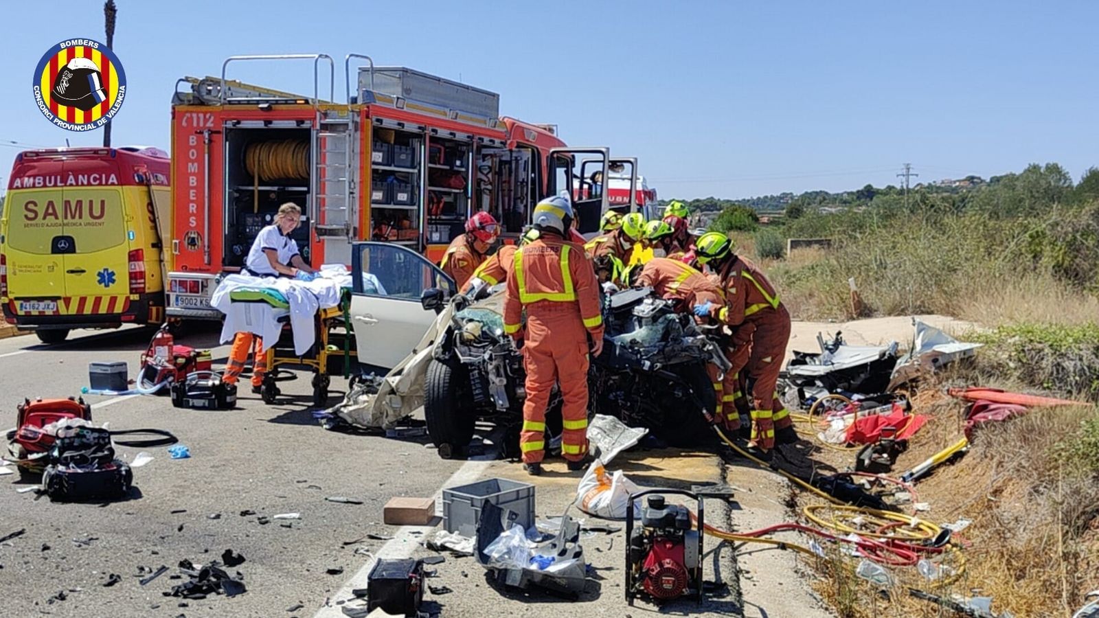 Moment en què els bombers atenen els ferits