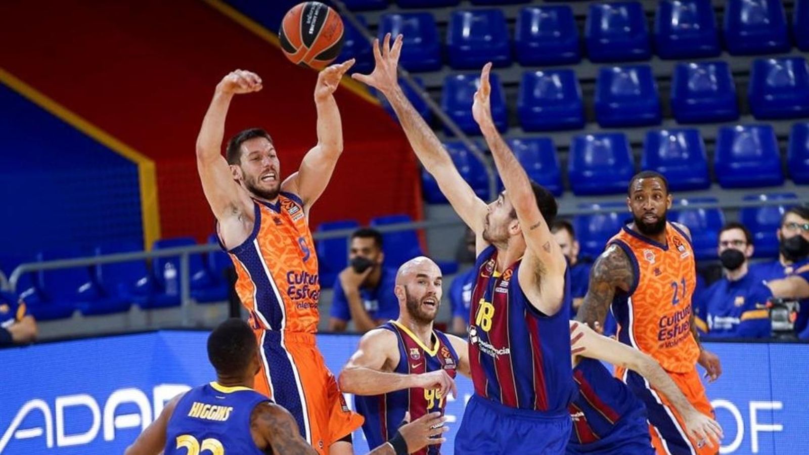 El base del València Basket, Sam Van Rossom, davant del blaugrana Pierre Oriola.
