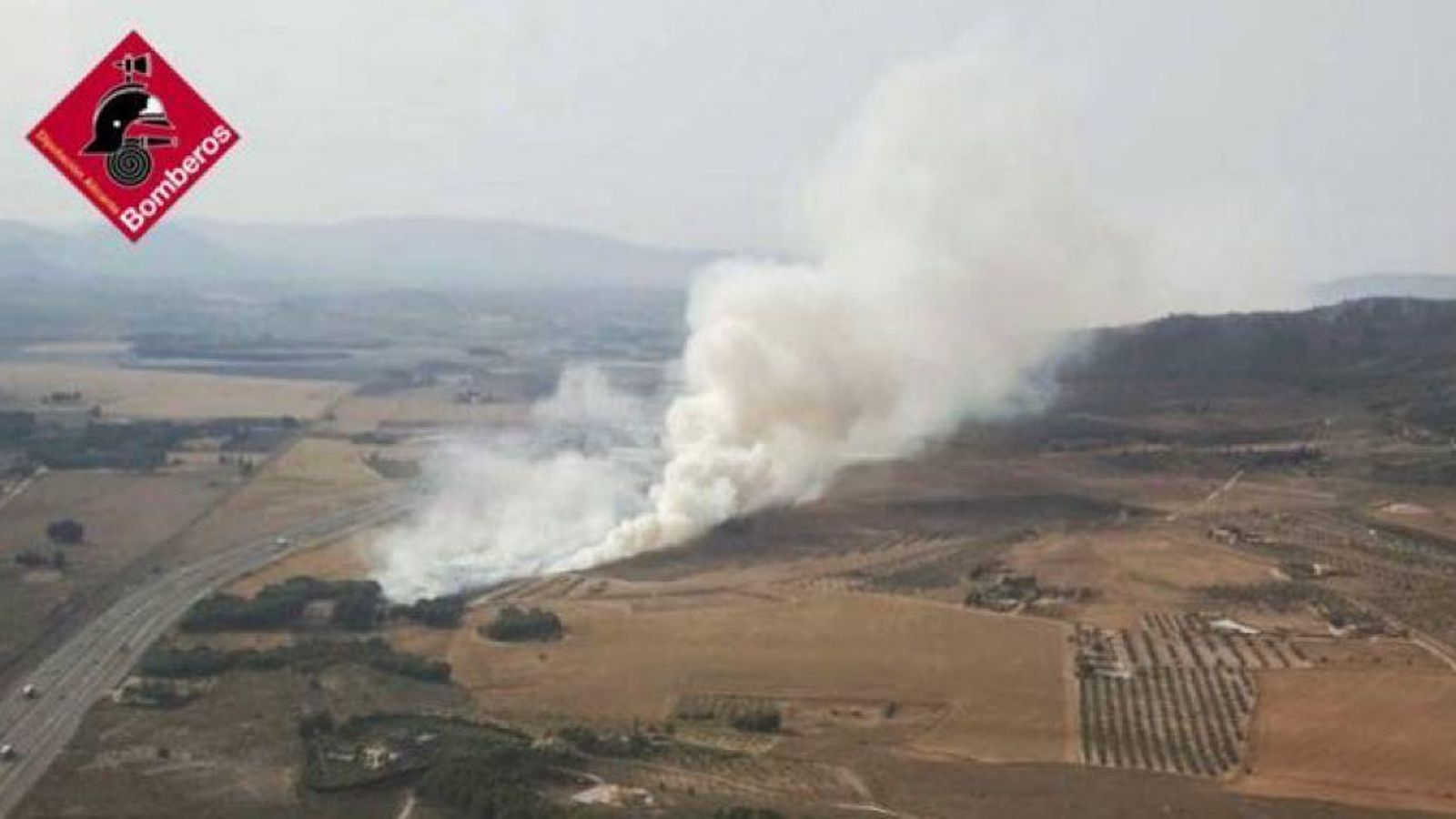 Imatges de l'incendi entre Sax i Villena