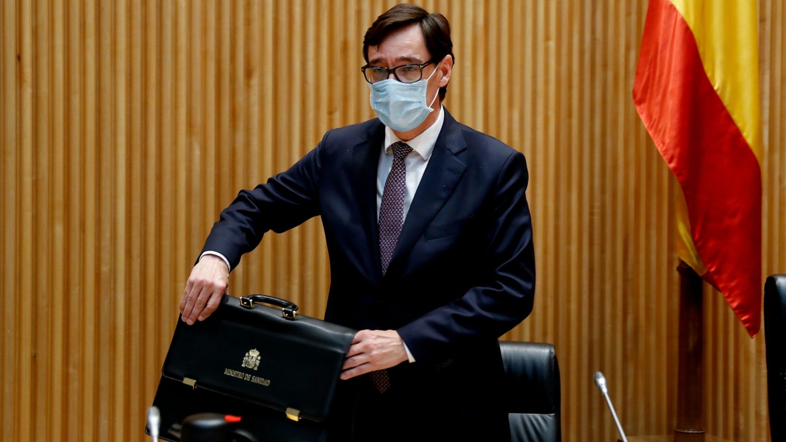 El ministre de Sanitat, Salvador Illa, moments abans d'iniciar la seua intervenció en la comissió de Sanitat del Congrés, aquest dimecres