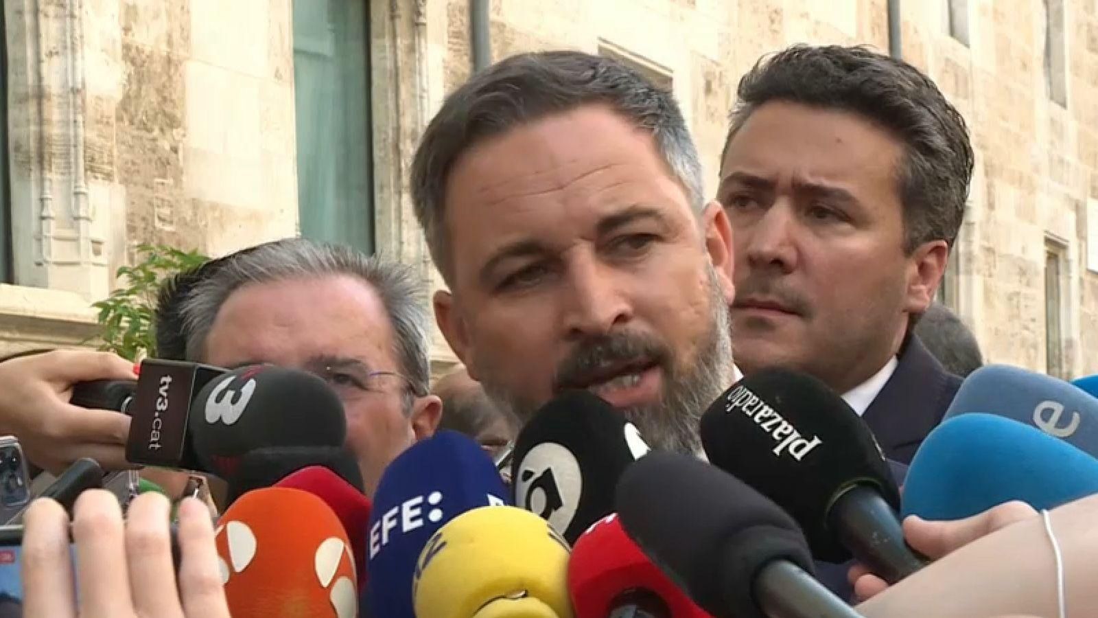 El líder de Vox, Santiago Abascal, atén els mitjans a les portes de les Corts