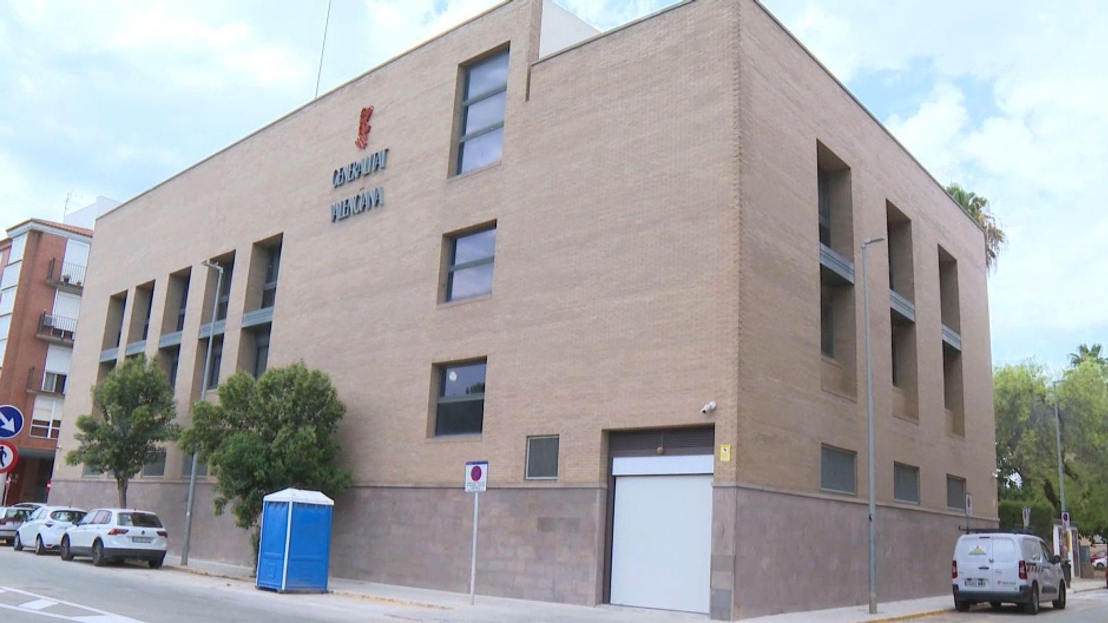 El Palau de la Justícia de Catarroja ha començat a rebre este divendres mobiliari i material d'oficina