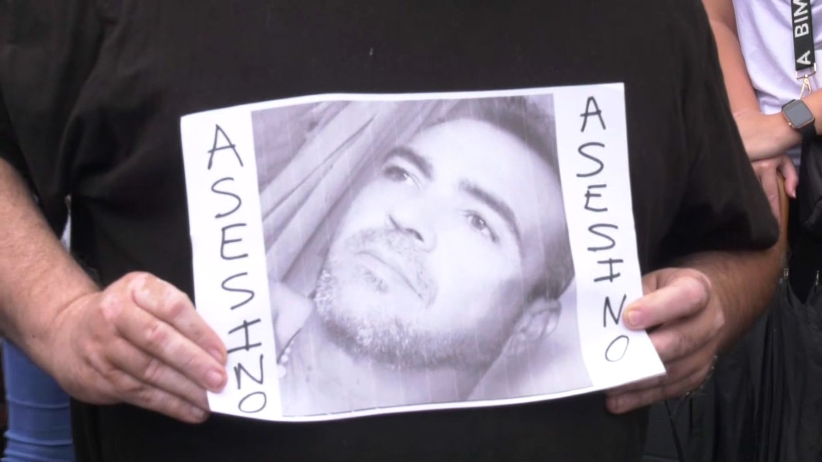 La família del nadó ha exhibit fotocòpies amb la imatge del detingut a la porta del jutjat