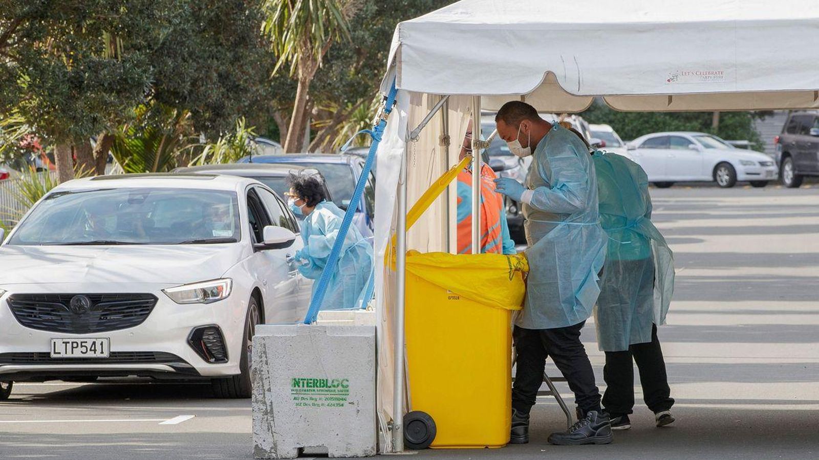 Diversos sanitaris practiquen tests de Covid-19 a conductors a Auckland, en una imatge d'arxiu