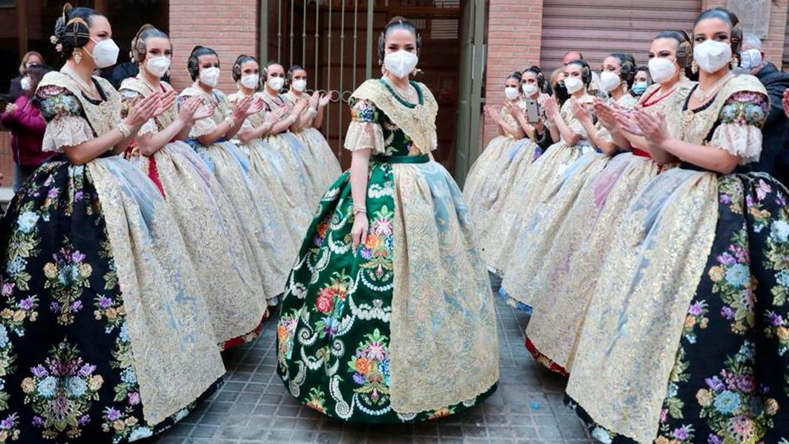 La fallera major de València, Carmen Martín, en eixir del seu domicili