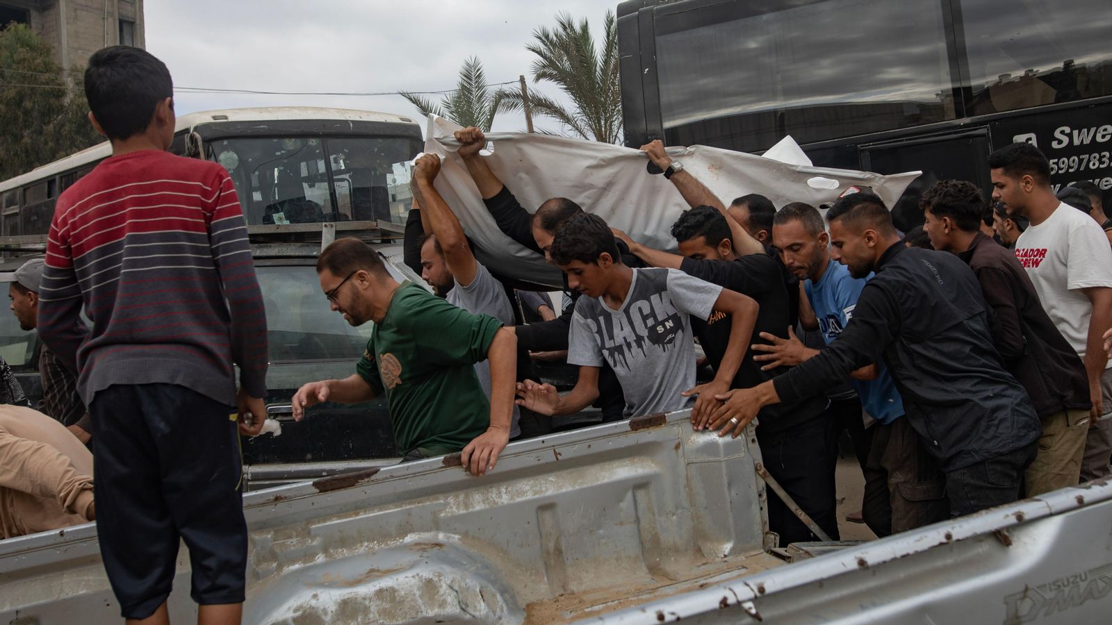 Traslladen un cadàver a l'hospital Nasser de Khan Yunis, al sud de la Franja de Gaza