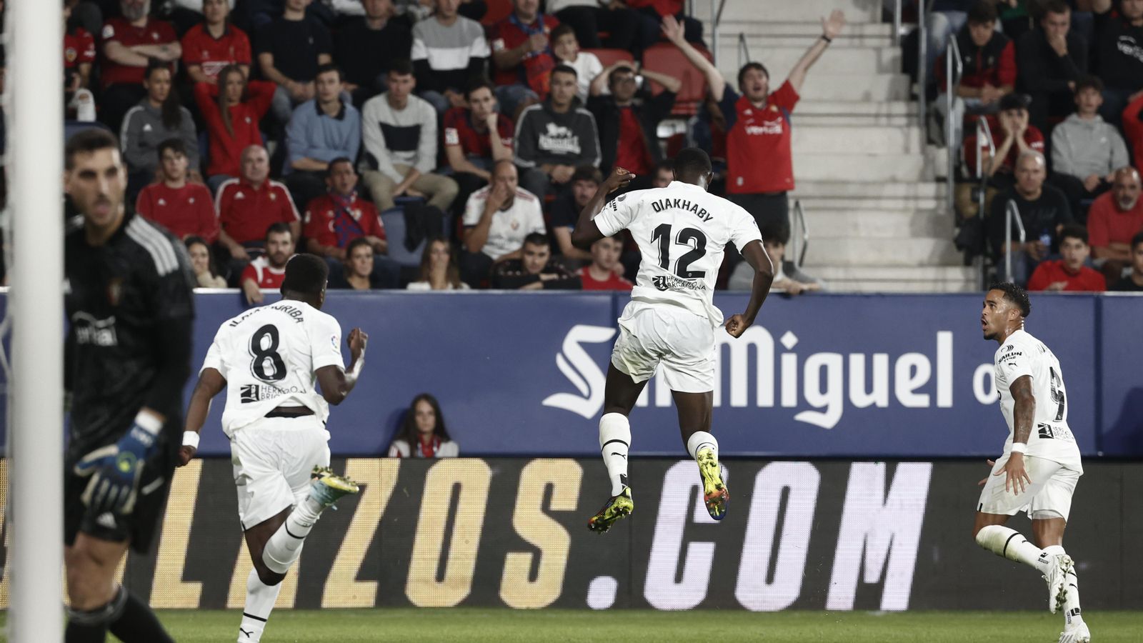Diakhaby, que ha acabat expulsat, celebra el segon gol del València