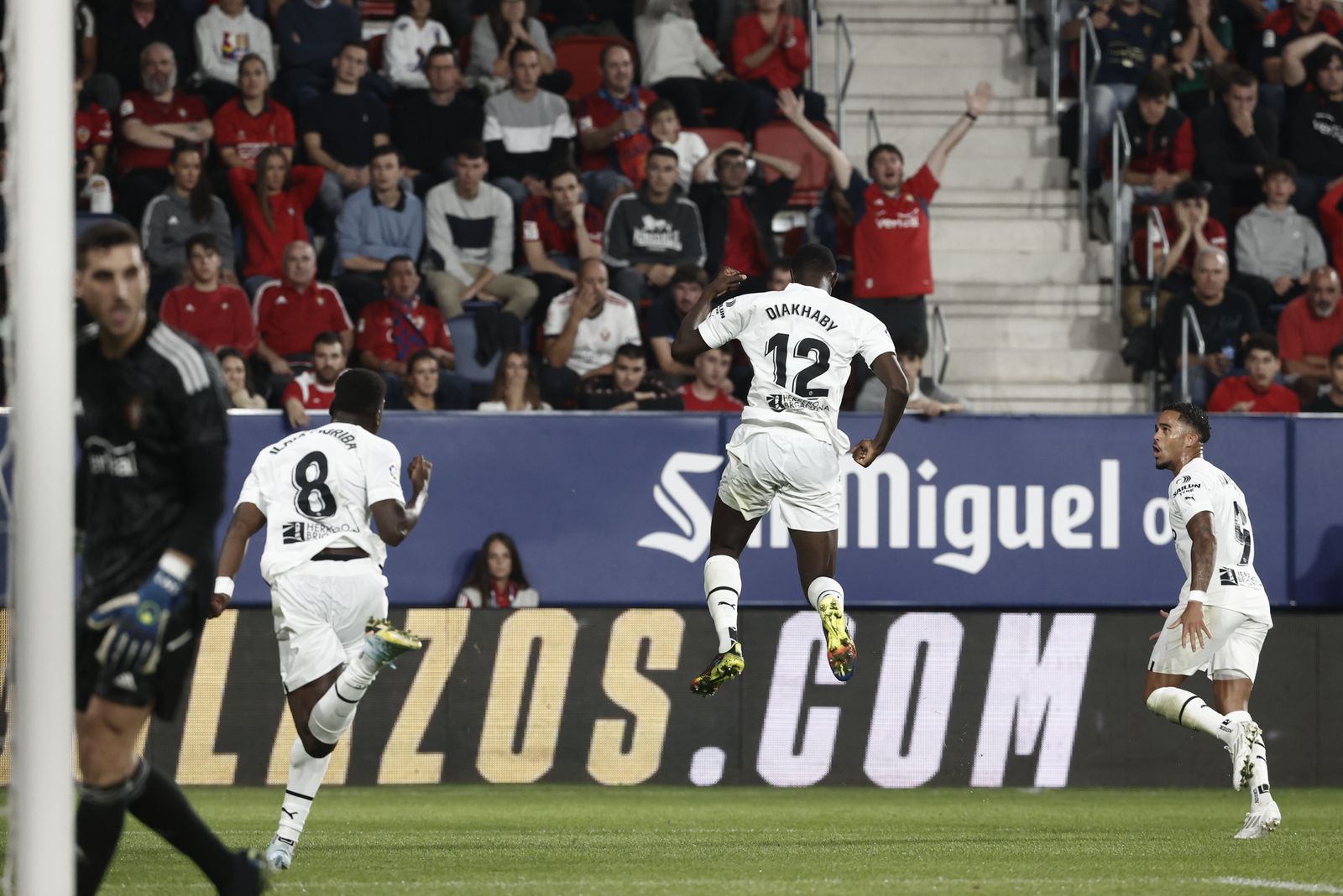 Diakhaby, que ha acabat expulsat, celebra el segon gol del València
