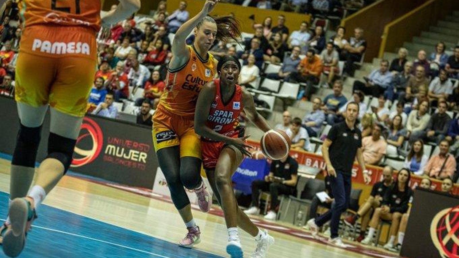 L'Spar Girona ha desnivellat el partit en el tercer quart L'Spar Girona ha desnivellat el partit en el tercer quart