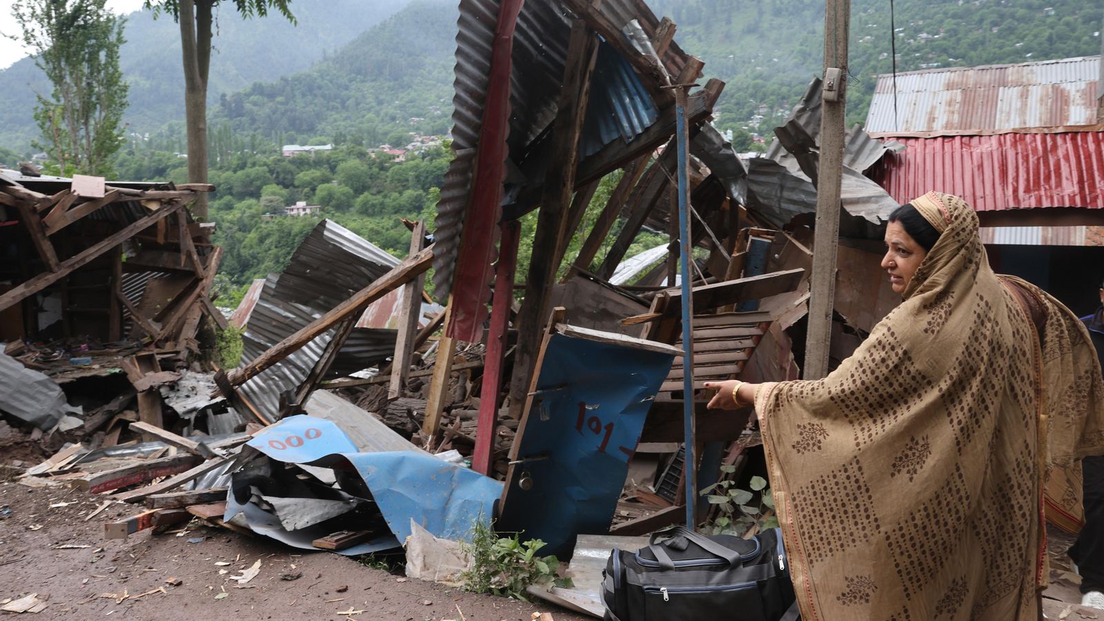 Casa danyada per un bombardeig des del Pakistan, prop de la línia de control en Lagamma Uri, el Caixmir, l'Índia,