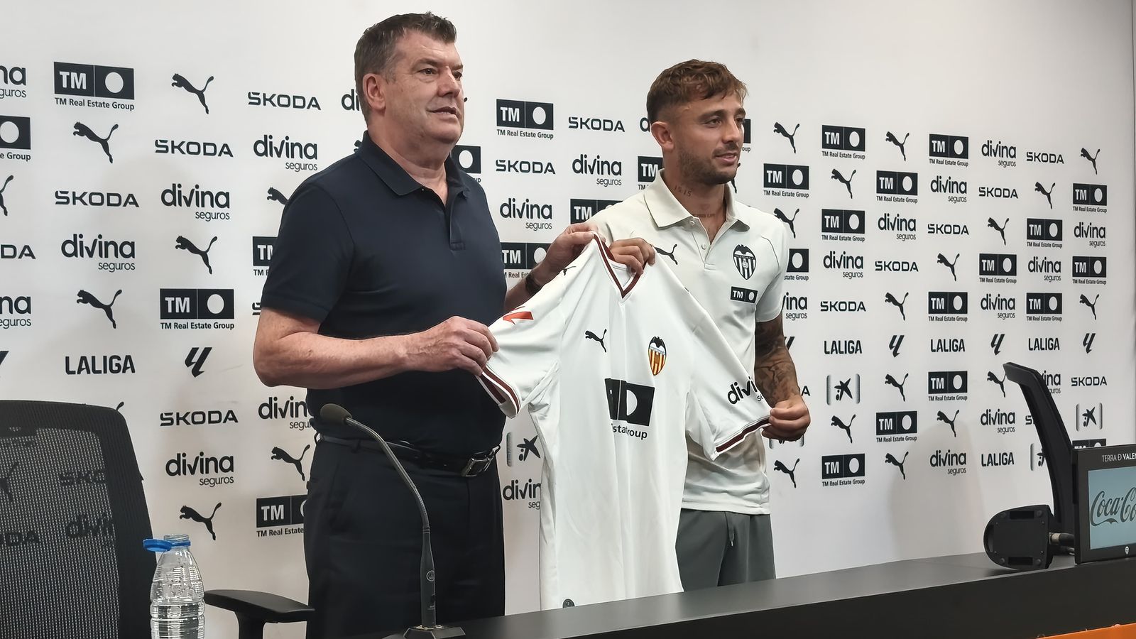 Pablo Maffeo, acompanyat de Ron Gourlay a la Ciutat Esportiva de Paterna