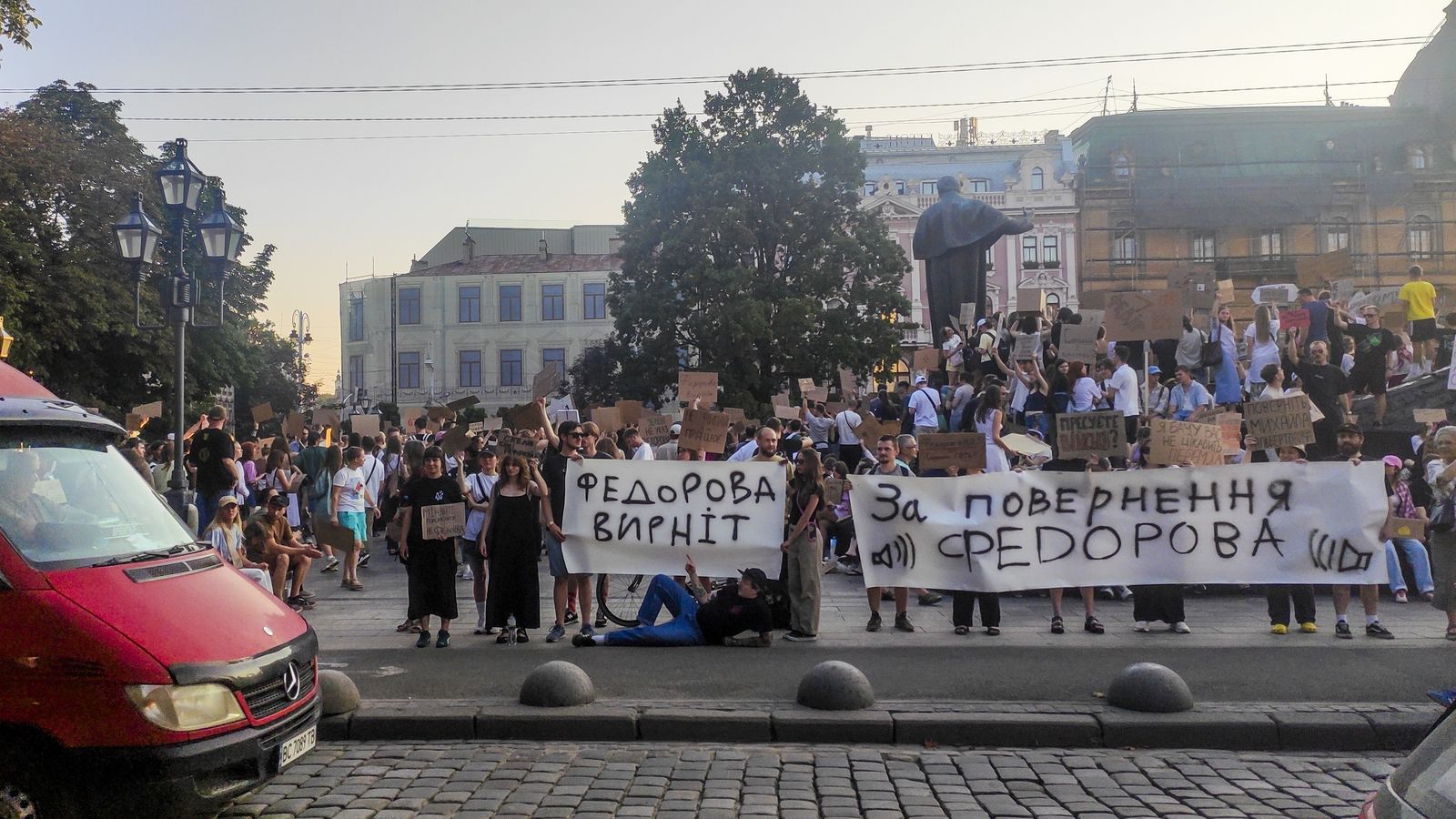 Una de les protestes contra la destitució del ministre de Defensa