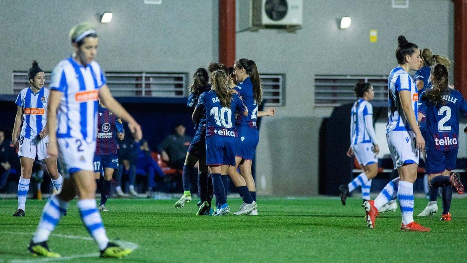 El Llevant celebrant un gol