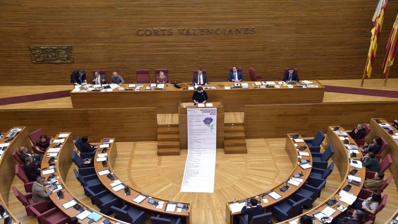 La diputada Cristina Cabedo ha desplegat una pancantar amb el nom de les 52 dones víctimes de la violència masclista