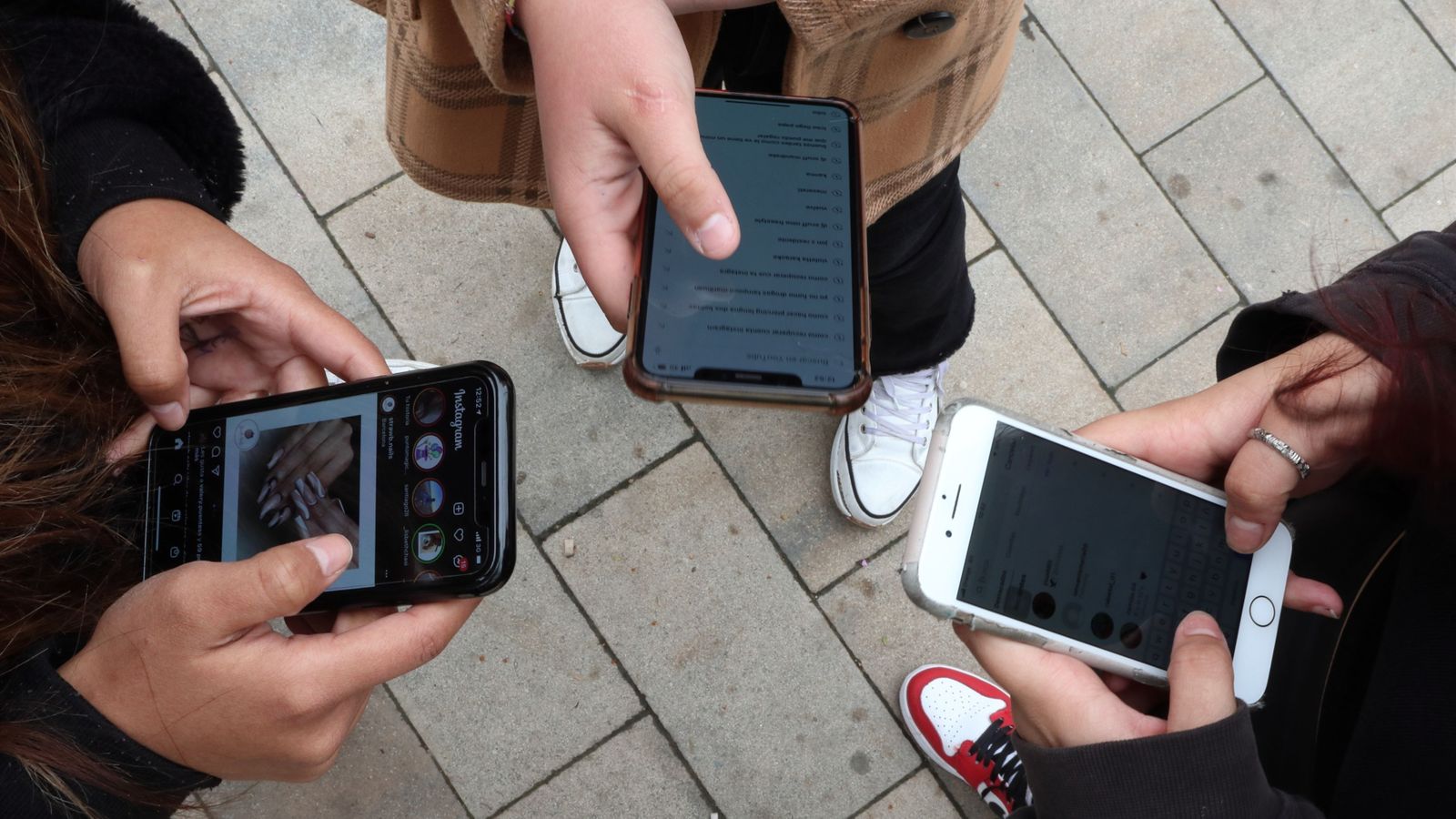 El consum de mòbil repercuteix sobre el rendiment acadèmic, però també sobre la dieta i el consum d'alcohol