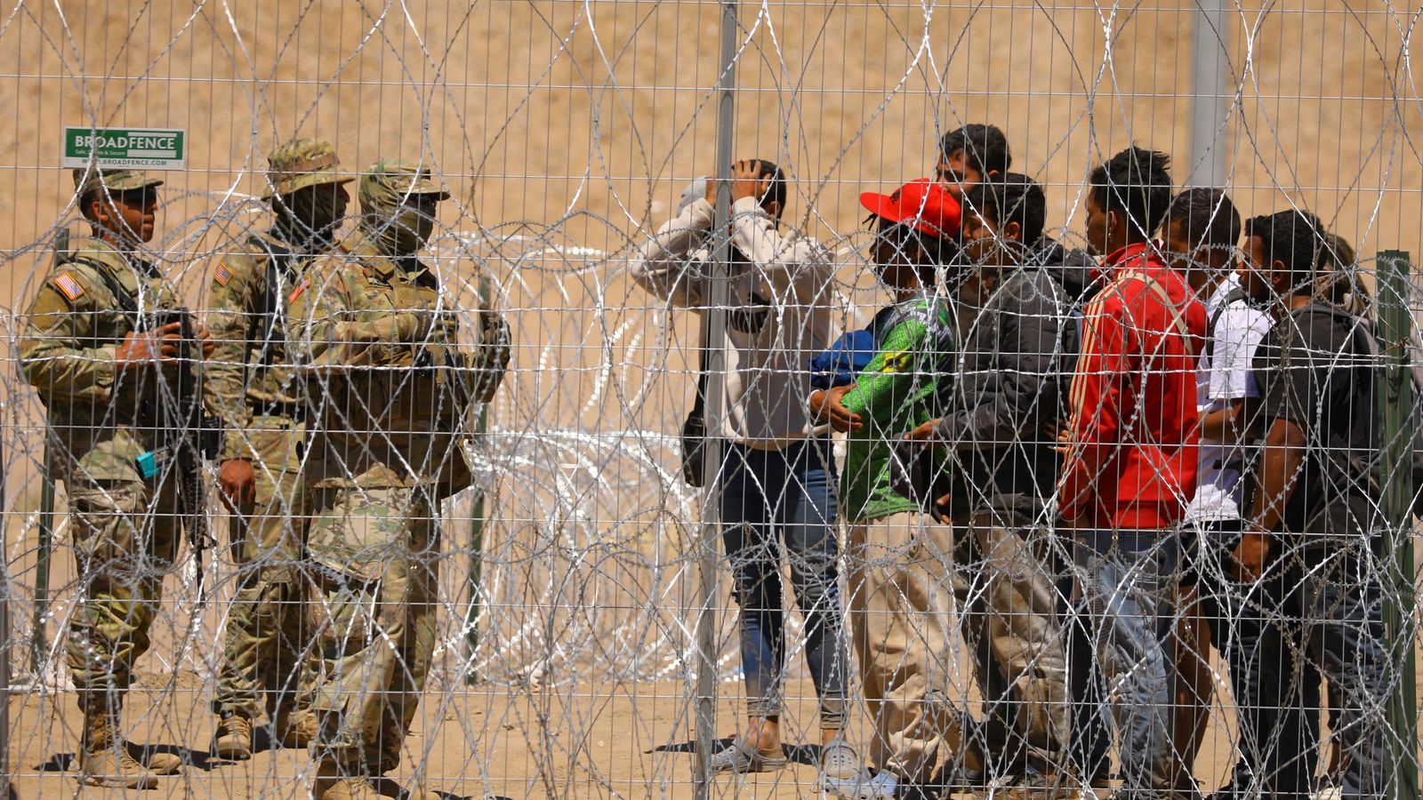 Migrants junt a la frontera s'entreguen als agents de la Patrulla Fronterera dels Estats Units