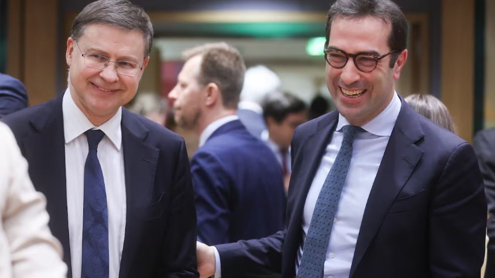 El comissari d’Economia, Valdis Dombrovskis, junt amb el ministre d’Economia espanyol, Carlos Cuerpo, en una imatge d'arxiu.