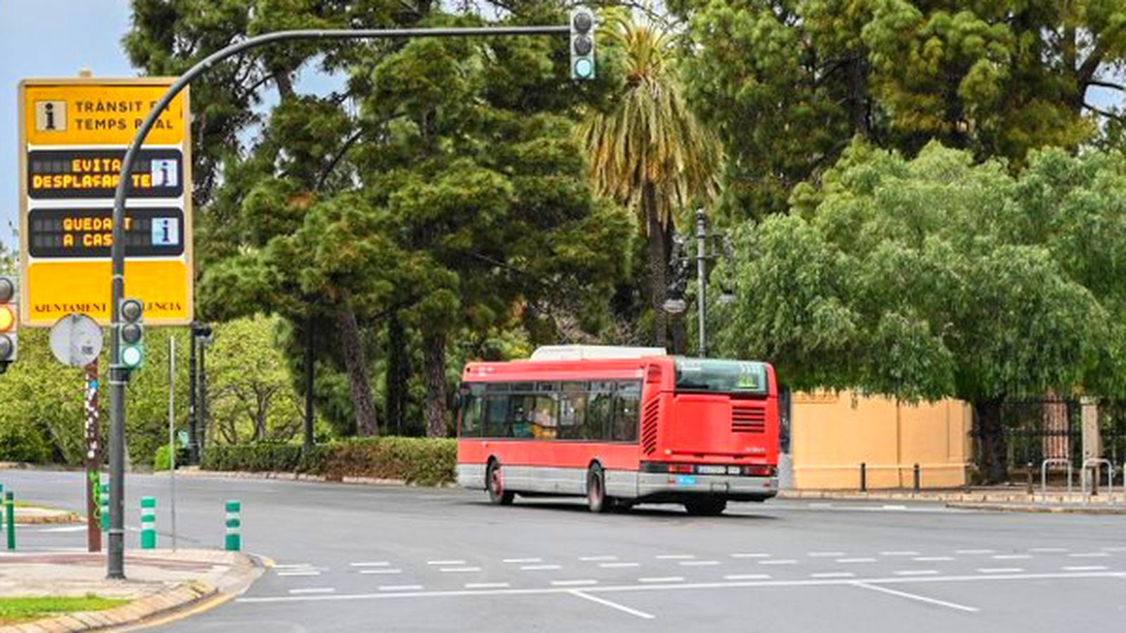 Es prohibeix ocupar més d’un quart de les places en el transport públic per carretera