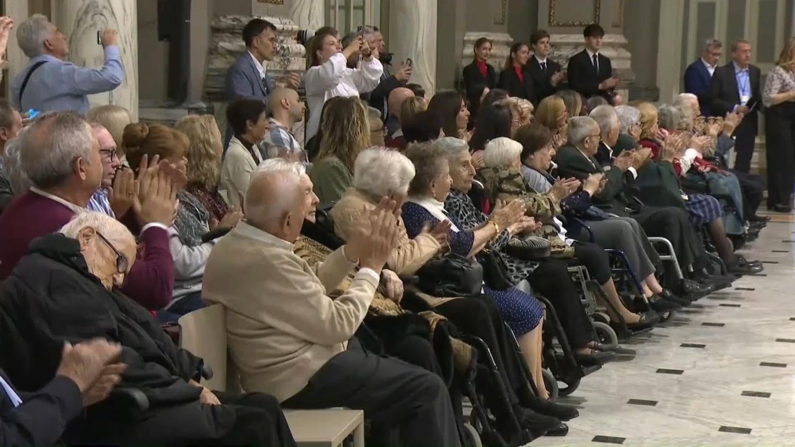 Acte d'homenatge a les persones centenàries de València, que s'ha celebrat este dimarts en el saló de Cristall de l'Ajuntament de València