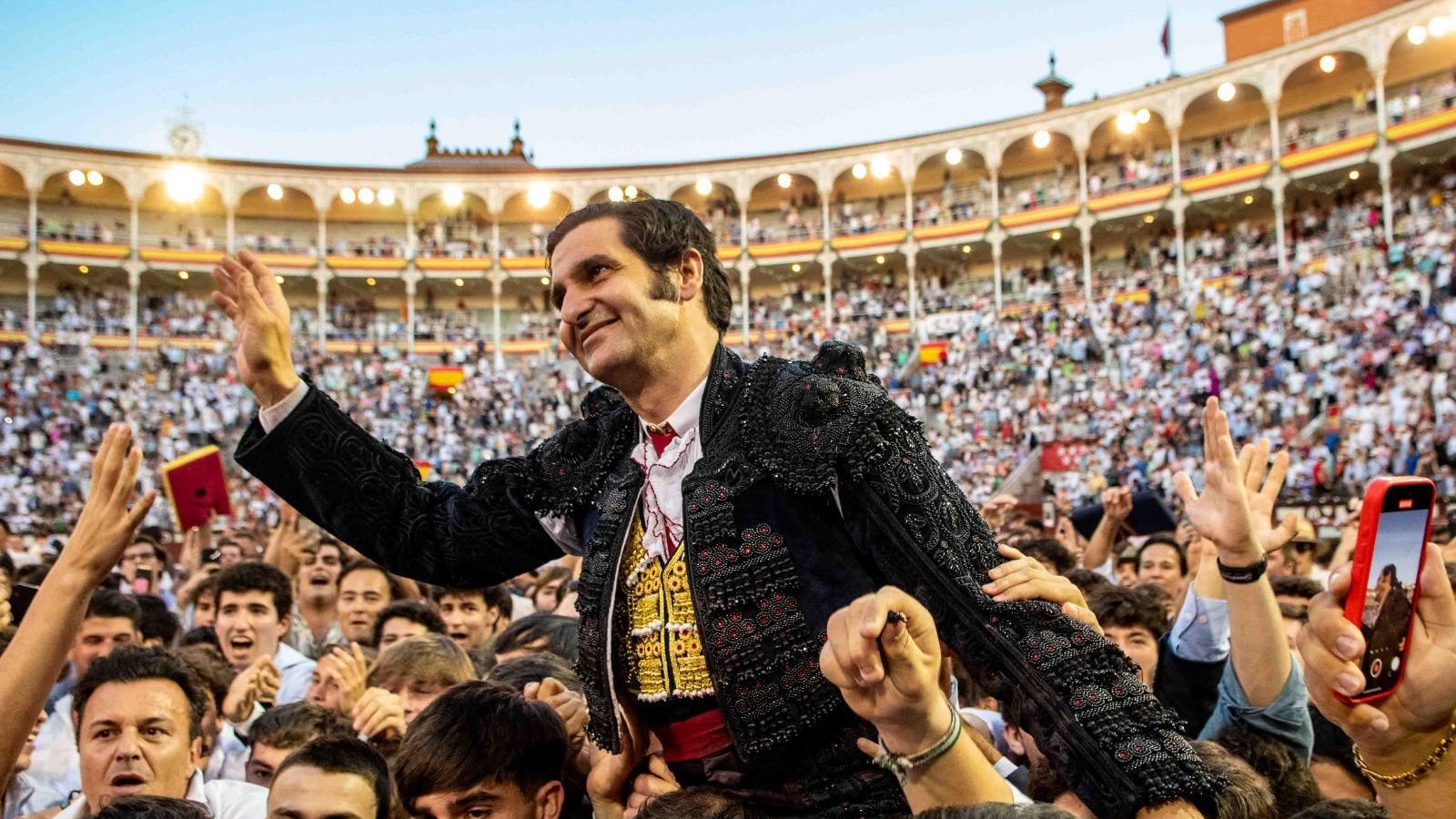 Morante eixint en Las Ventas en la passada correguda de Beneficencia