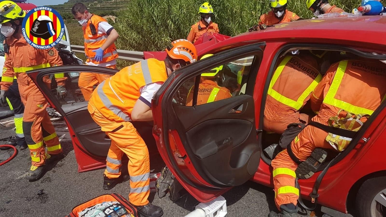 Els bombers treballen en la excarcerari de les persones que han quedat atrapades dins del cotxe