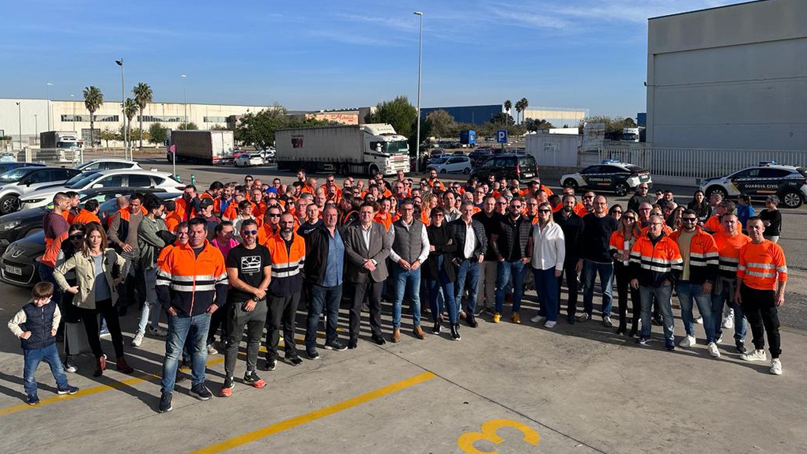 Concentració de la plantilla de Rhenus Automotive i representants públics