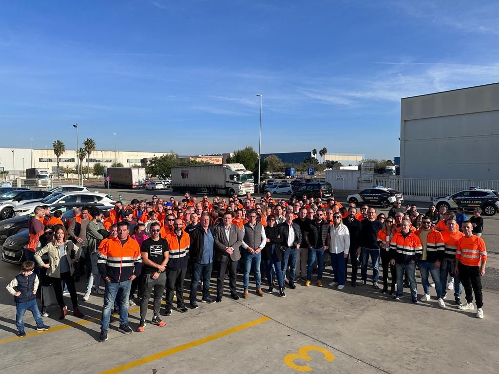 Concentració de la plantilla de Rhenus Automotive i representants públics