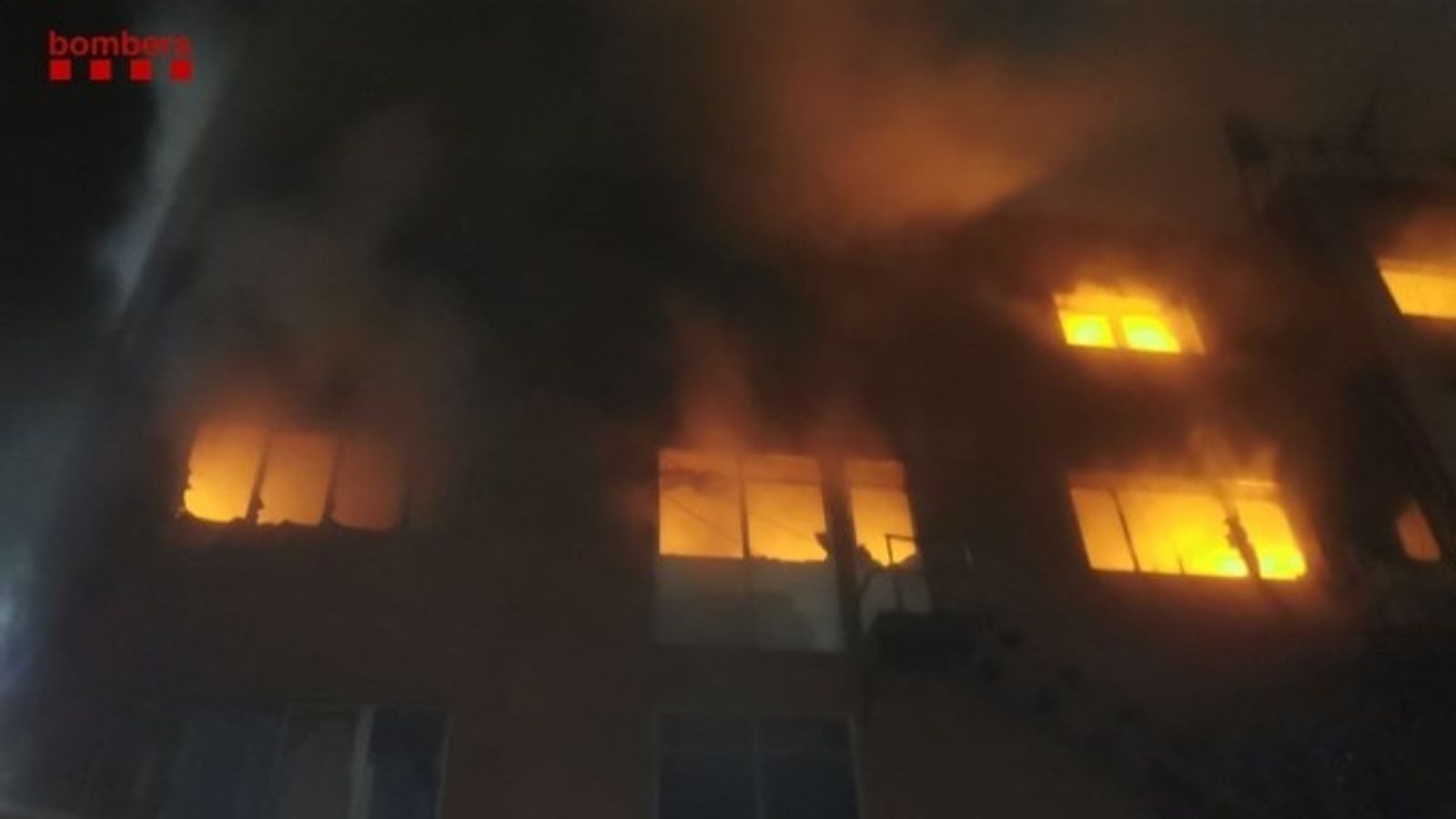 Almenys tres morts en l’incendi d’una nau ocupada a Badalona