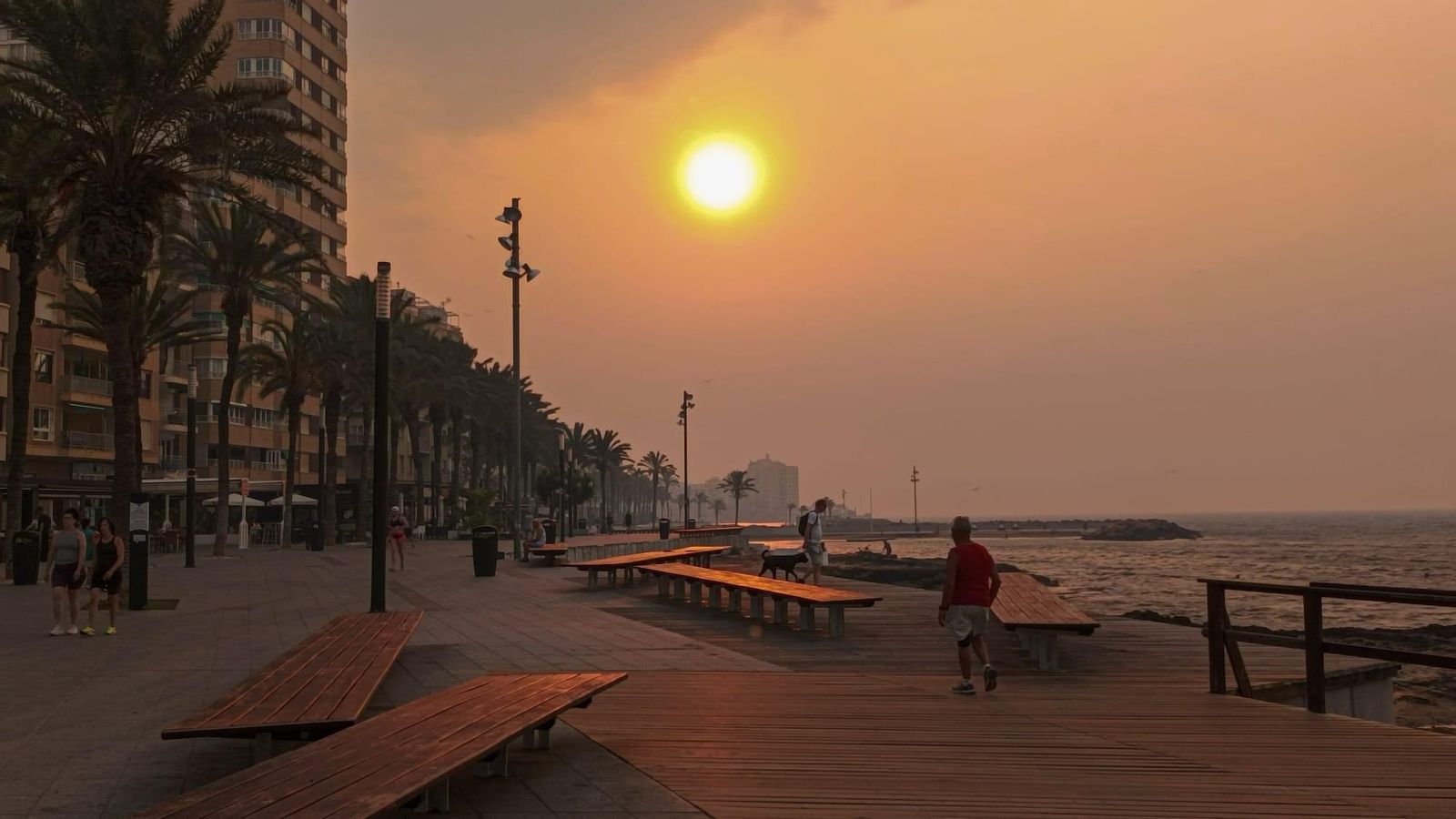 El passeig de Torrevieja, Baix Segura, enterbolit pel fum este dimarts Una platja del litoral d'Alacant, este dimarts