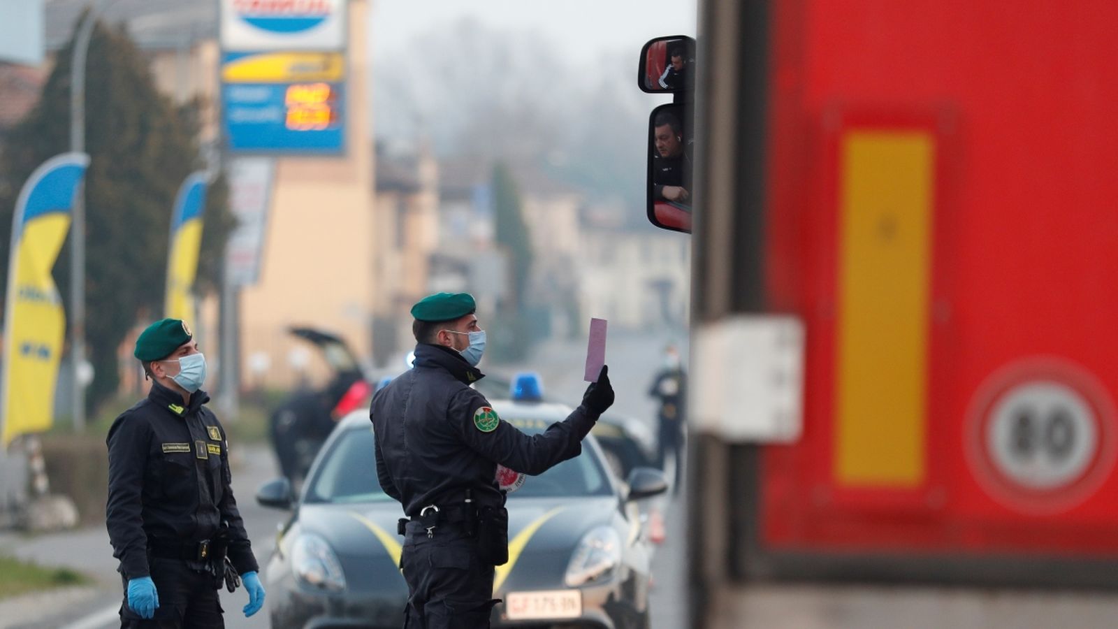 Policia italiana amb mascaretes al nord d'Itàlia