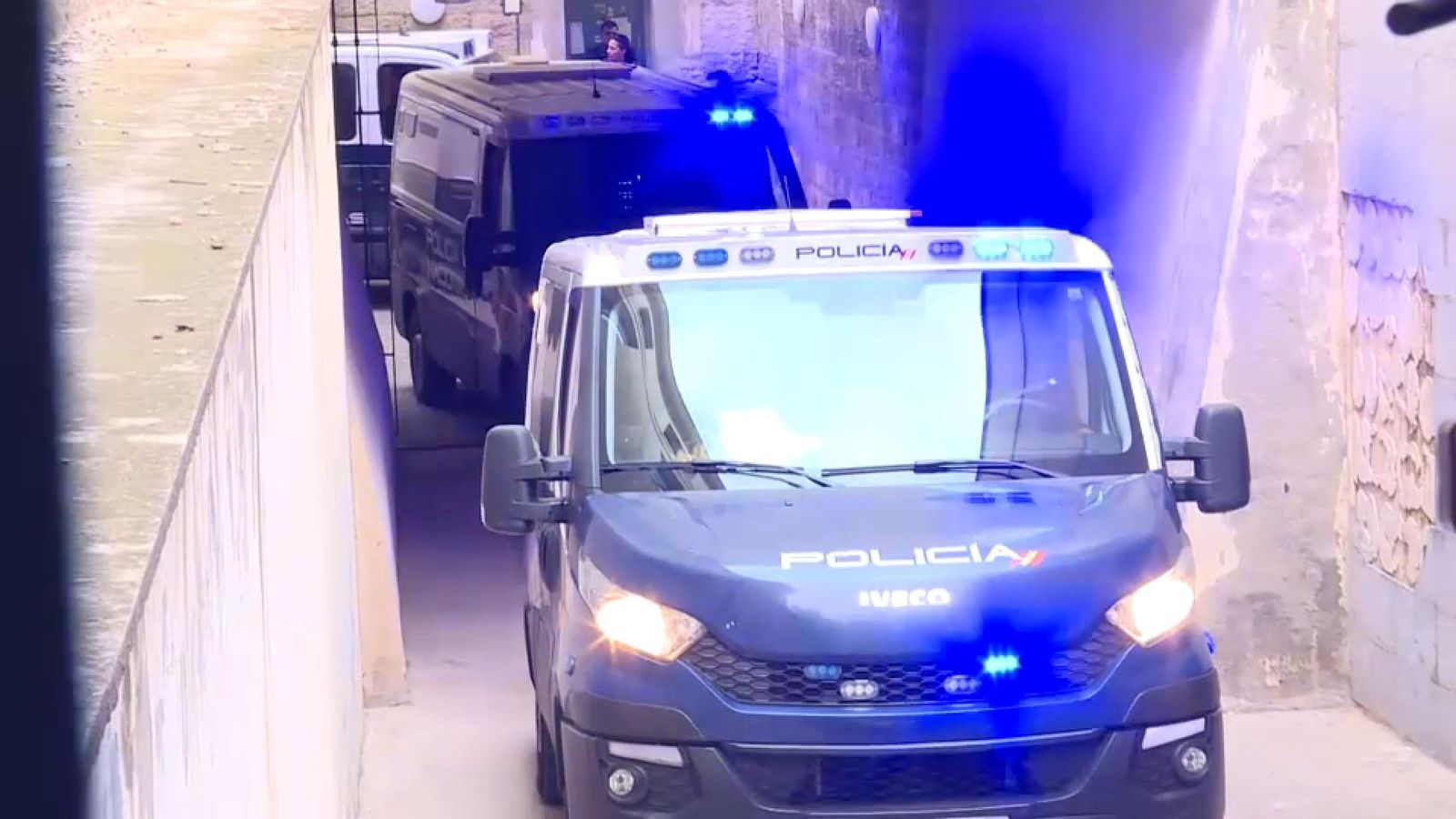 Els vehicles policials trasladen els menors detinguts als jutjats d'Alacant