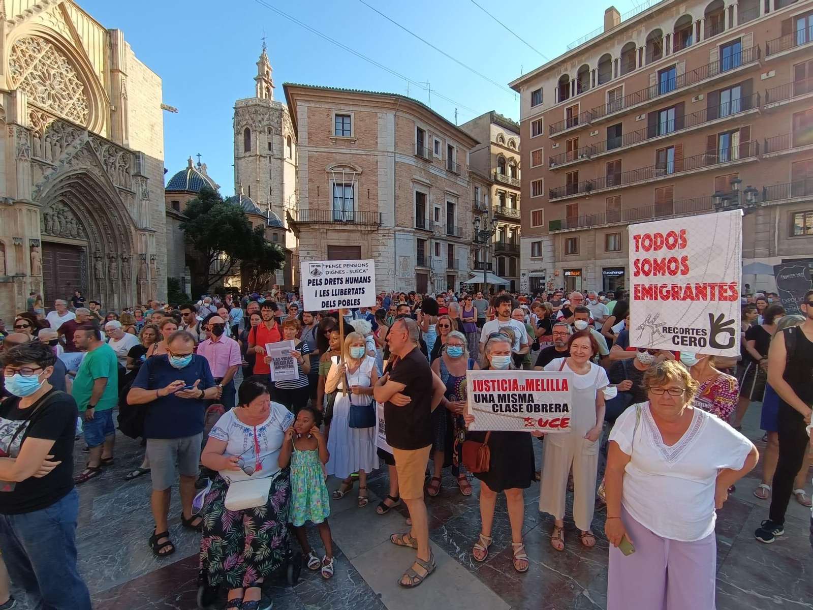 Centenars de persones manifestants es concentren a la plaça de la Mare de Déu de València