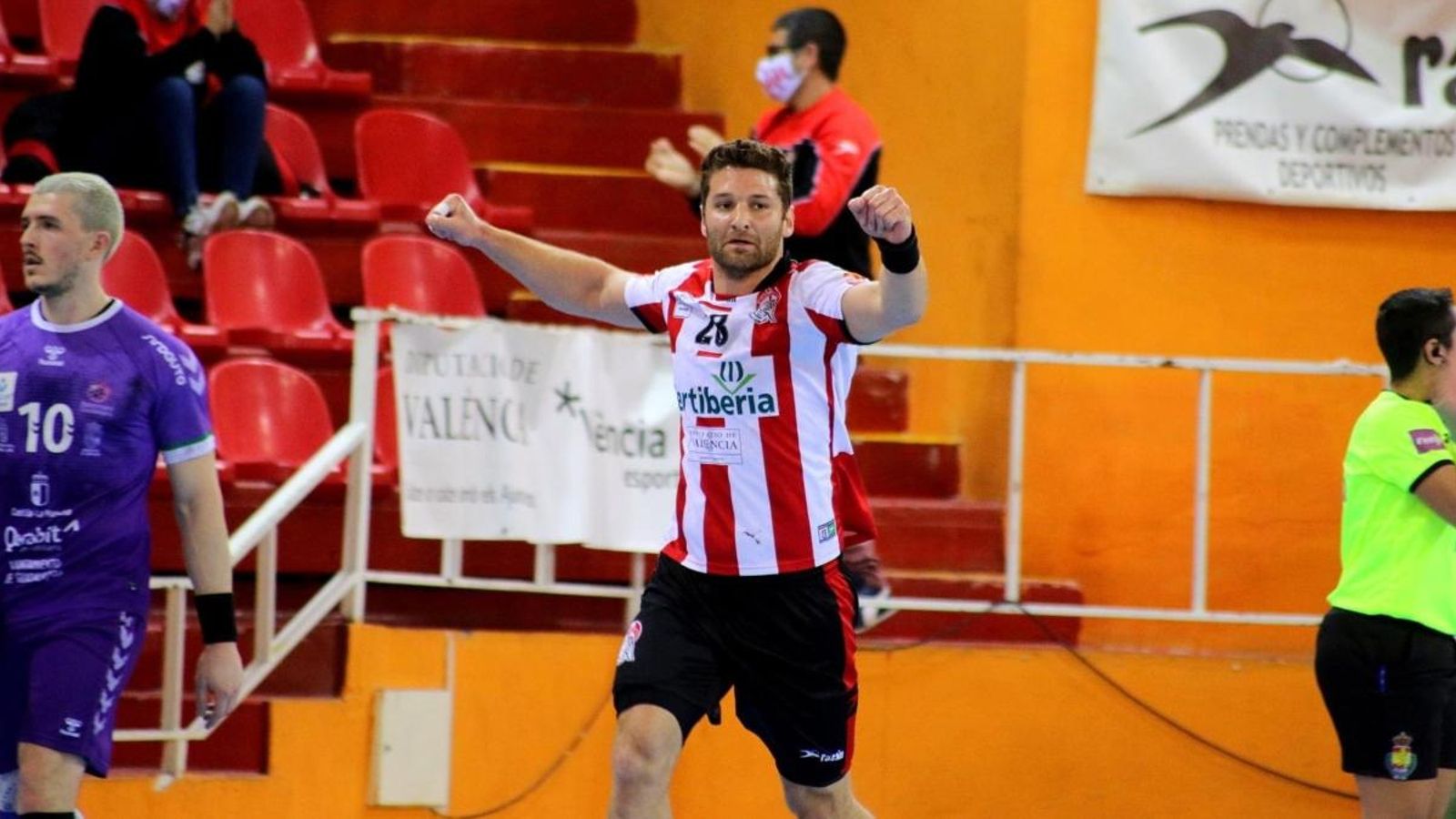 Pomeranz celebra un gol del Port de Sagunt durant el partit