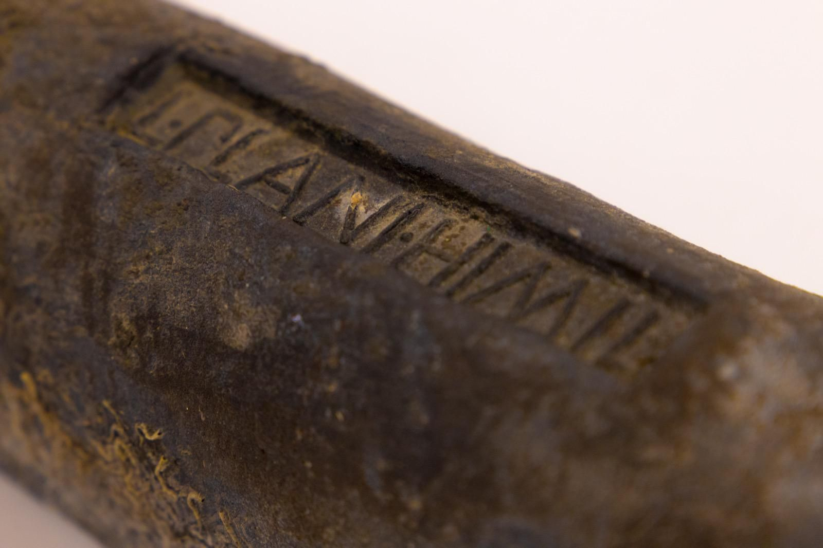 Imatge amb el nom del clan al lingot